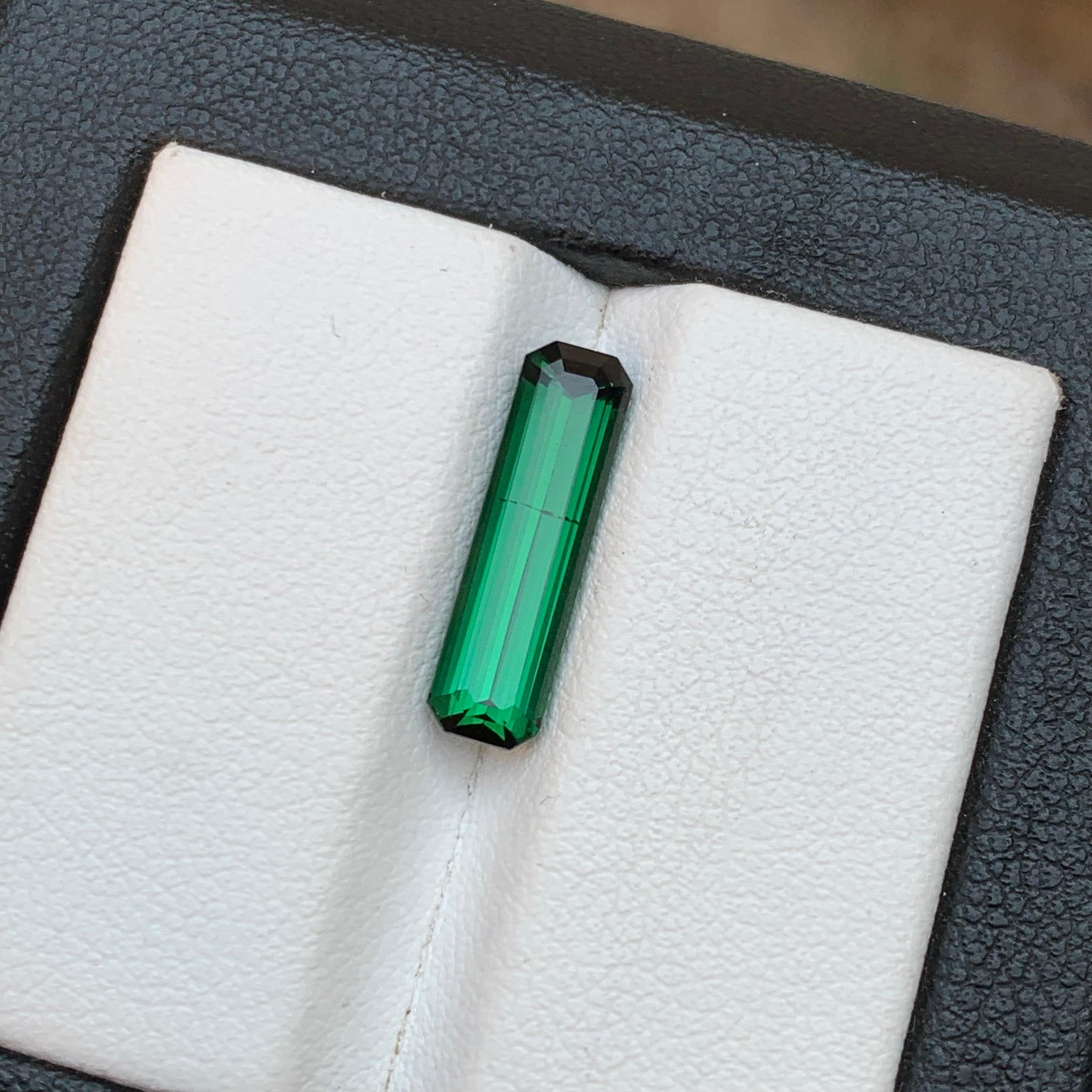 Taille émeraude Bague en tourmaline naturelle verte riche et profonde, pierre précieuse non sertie de 2,65 carats, bijou d'émeraude en vente