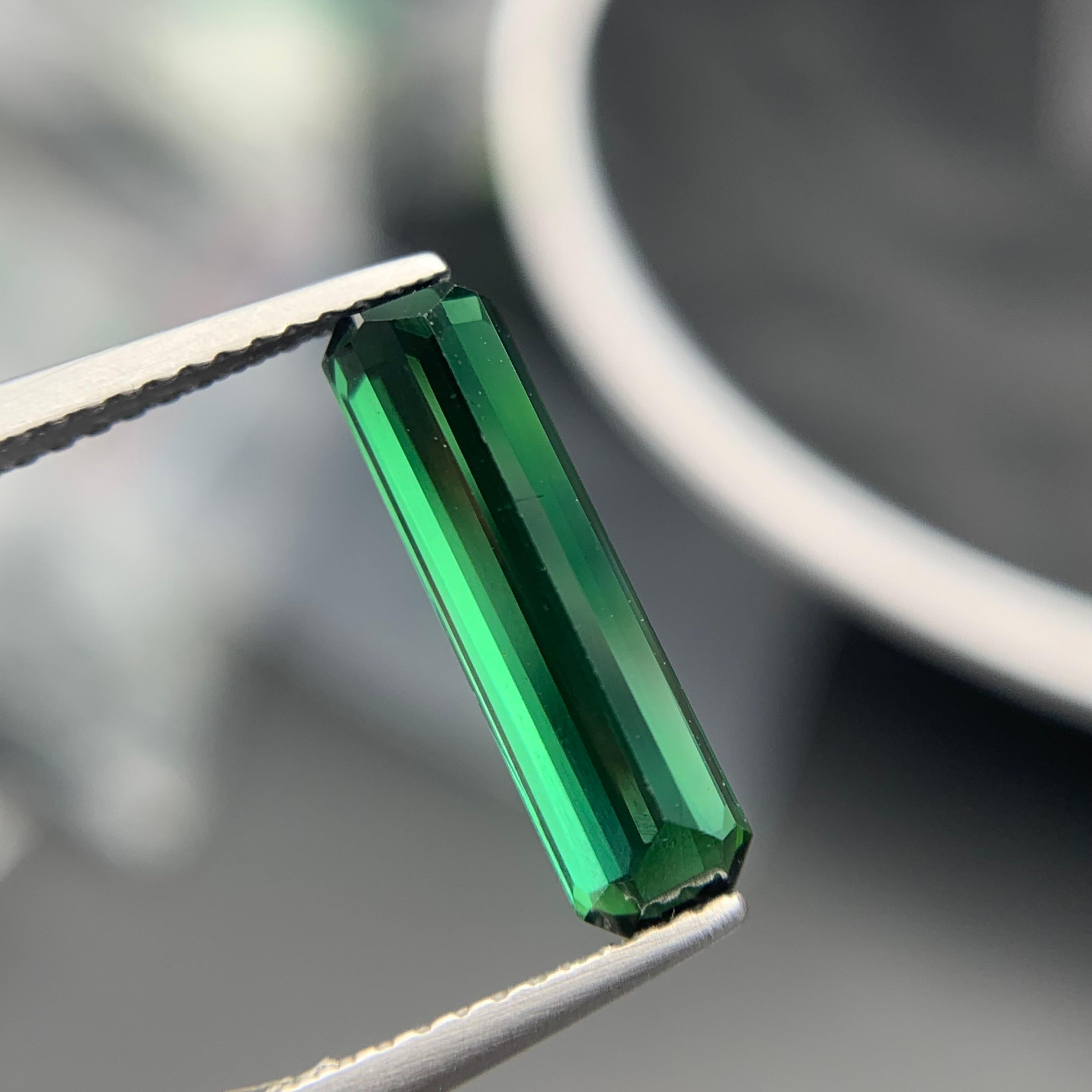 Bague en tourmaline naturelle verte riche et profonde, pierre précieuse non sertie de 2,65 carats, bijou d'émeraude Unisexe en vente