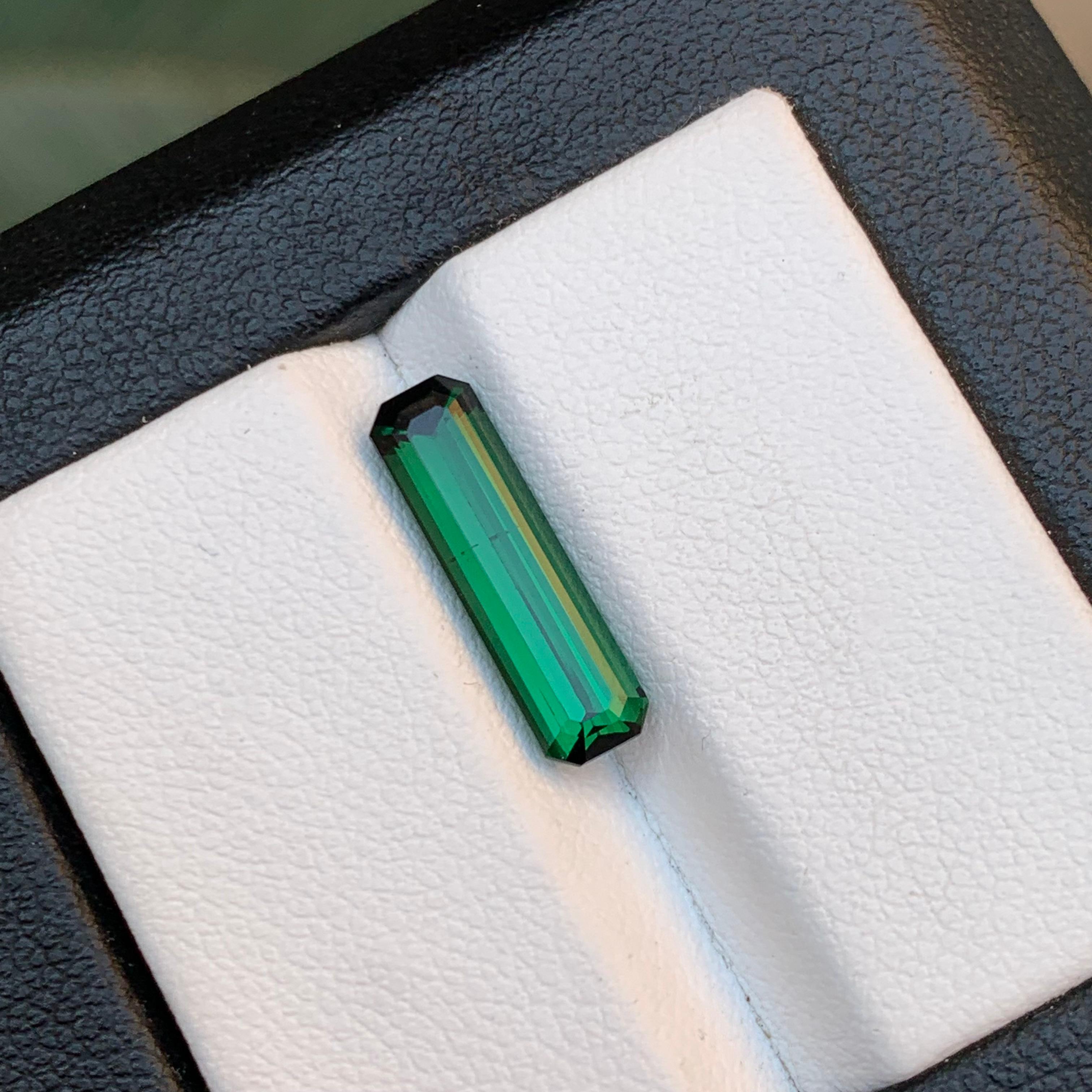 Bague en tourmaline naturelle verte riche et profonde, pierre précieuse non sertie de 2,65 carats, bijou d'émeraude en vente 1