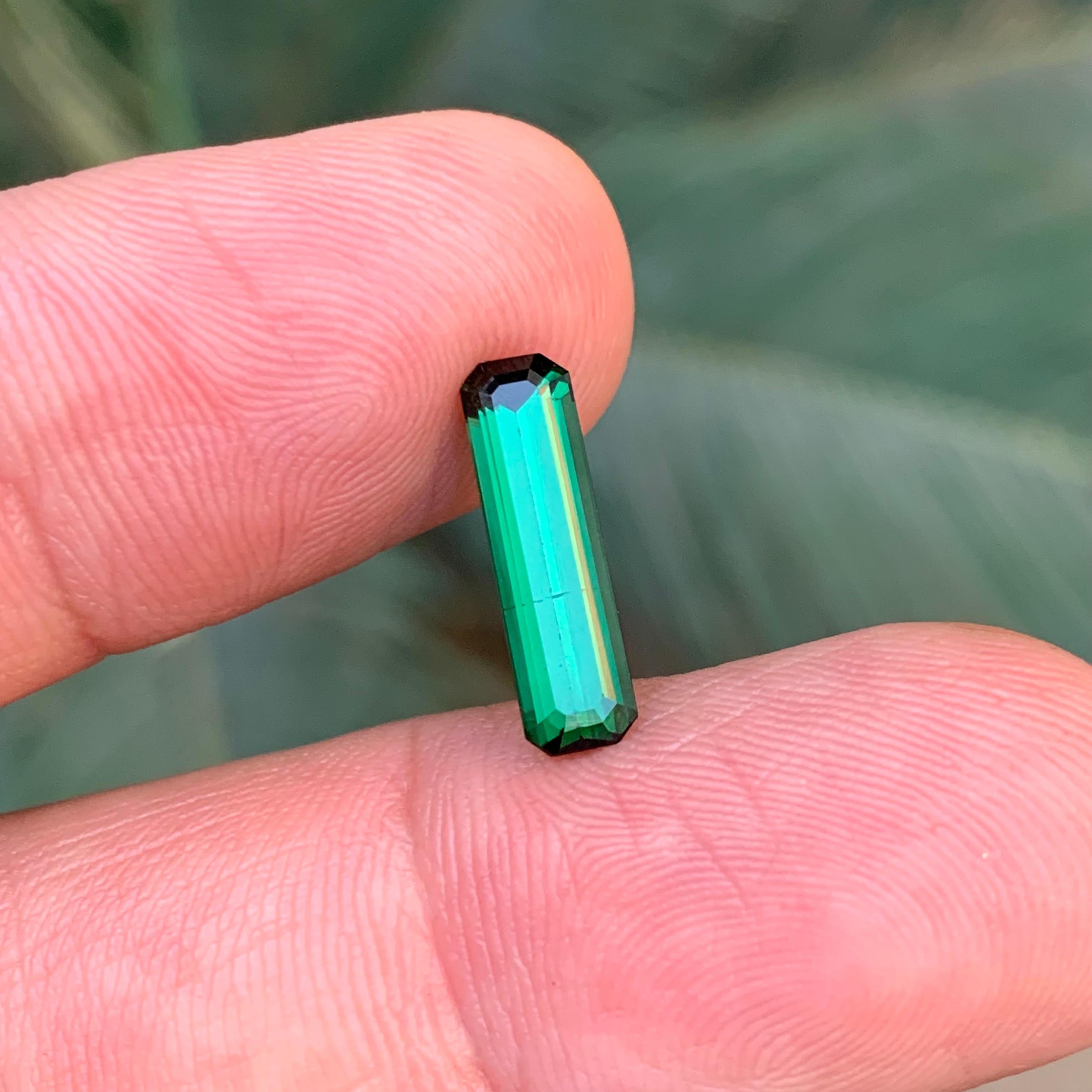 Bague en tourmaline naturelle verte riche et profonde, pierre précieuse non sertie de 2,65 carats, bijou d'émeraude en vente 3