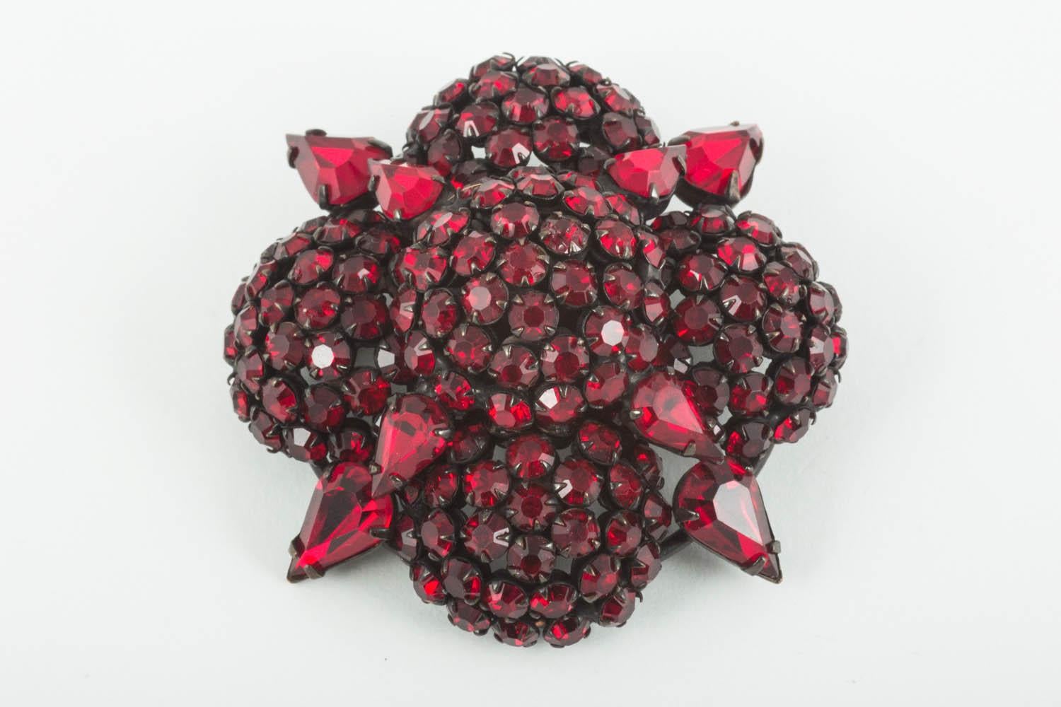 A glorious deep ruby red gives this eye catching brooch and earrings its charm and allure. Set in black lacquered metal with teardop and round pastes, in a very three dimensional design, this is a very wearable set, either together or individually.