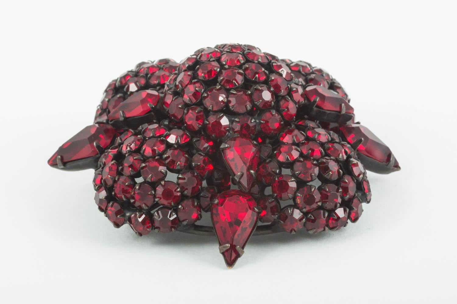 vanda usa brooch
