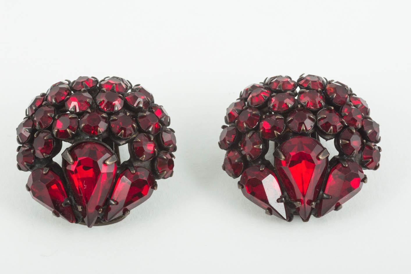 Deep ruby paste 'cruxiform'  brooch and earrings, Warner, USA, 1950s In Good Condition For Sale In Greyabbey, County Down