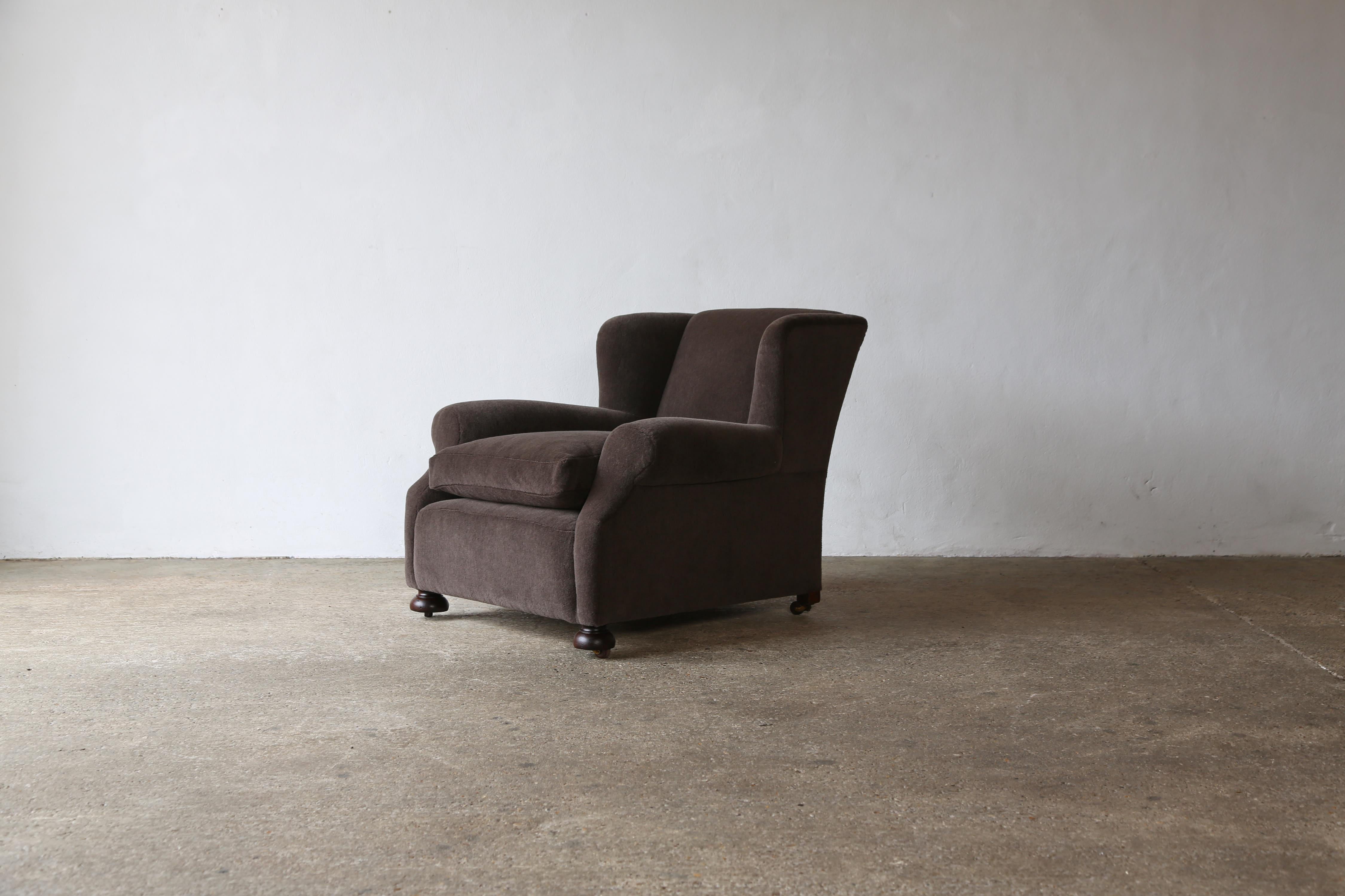 Ein tief sitzender Sessel, England, 1950er Jahre.  Neu gepolstert mit hochwertigem, reinem Alpaka.  Schneller Versand weltweit.
