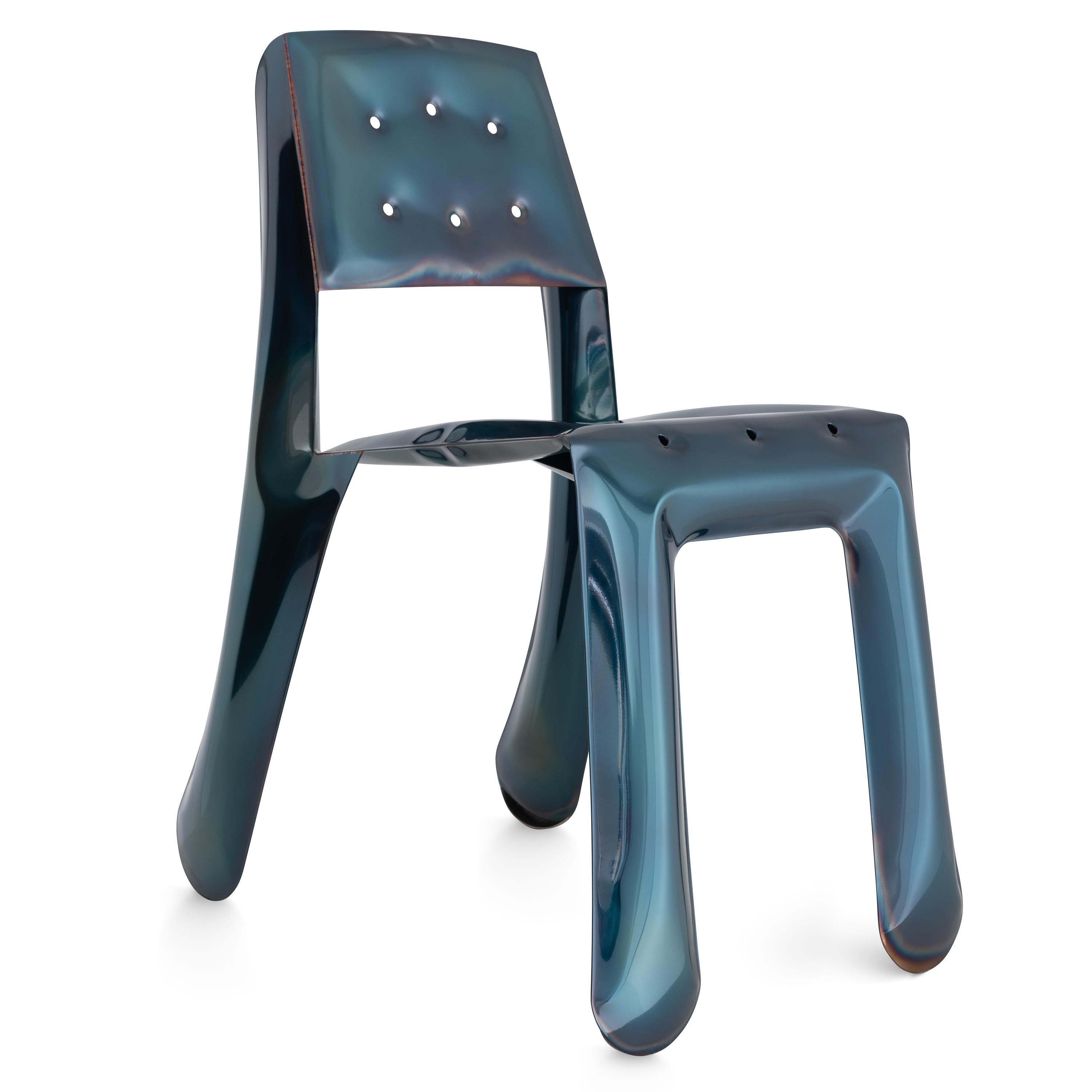 Cosmic Blue Chippensteel 0.5 Skulpturaler Stuhl von Zieta
Abmessungen: T 58 x B 46 x H 80 cm 
MATERIAL: rostfreier Stahl, Kohlenstoffstahl. 
Ausführung: thermisch gefärbt in Cosmic Blue. 
Erhältlich in den Farben: flamed gold und cosmic blue. Auch
