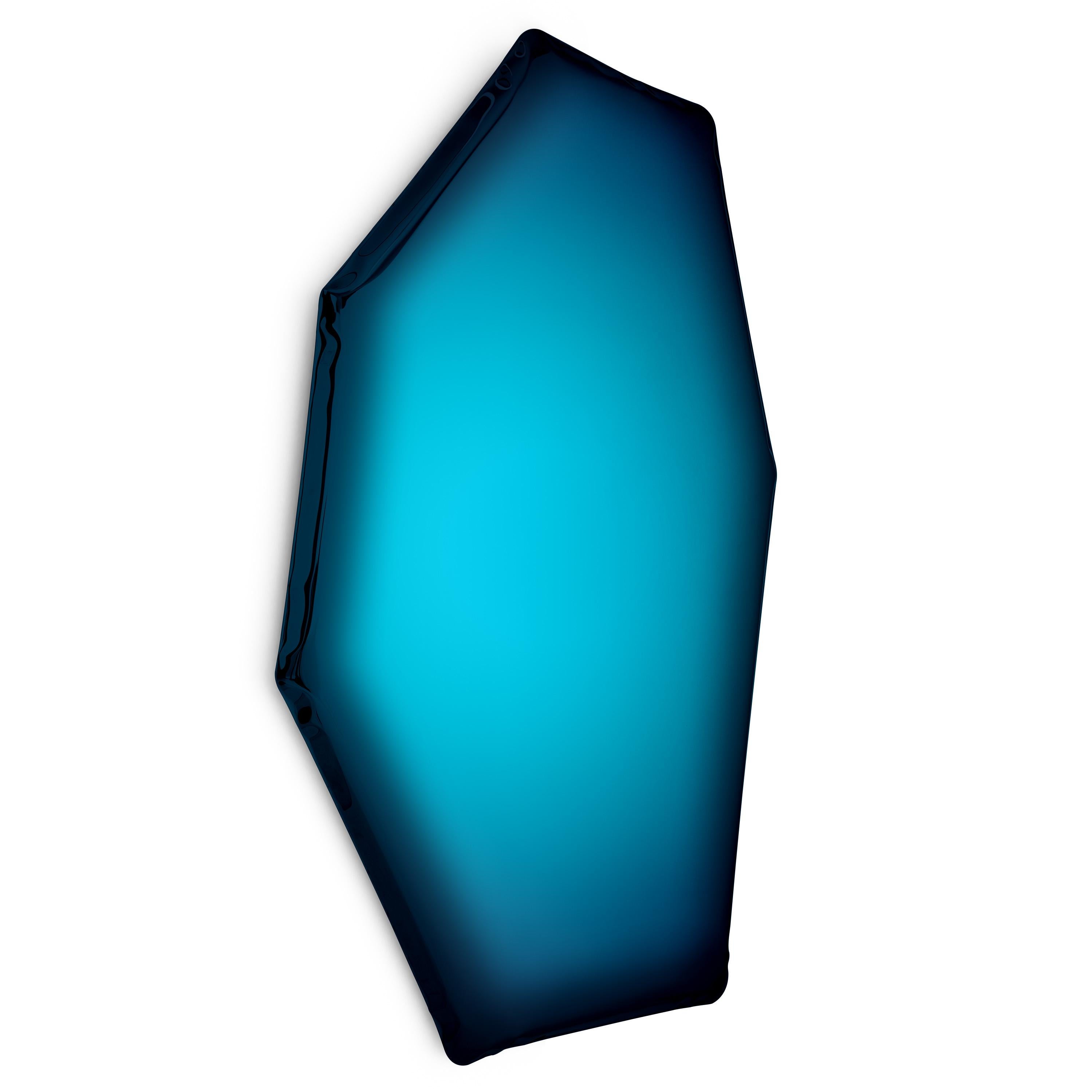 Specchio da parete scultoreo C2 di Zieta in colore blu profondo
Dimensioni: D 6 x L 94 x H 149 cm 
Materiale: Acciaio inossidabile. 
Finitura: Blu spaziale profondo.
Disponibile nelle finiture: Acciaio inossidabile, blu profondo, smeraldo, zaffiro,