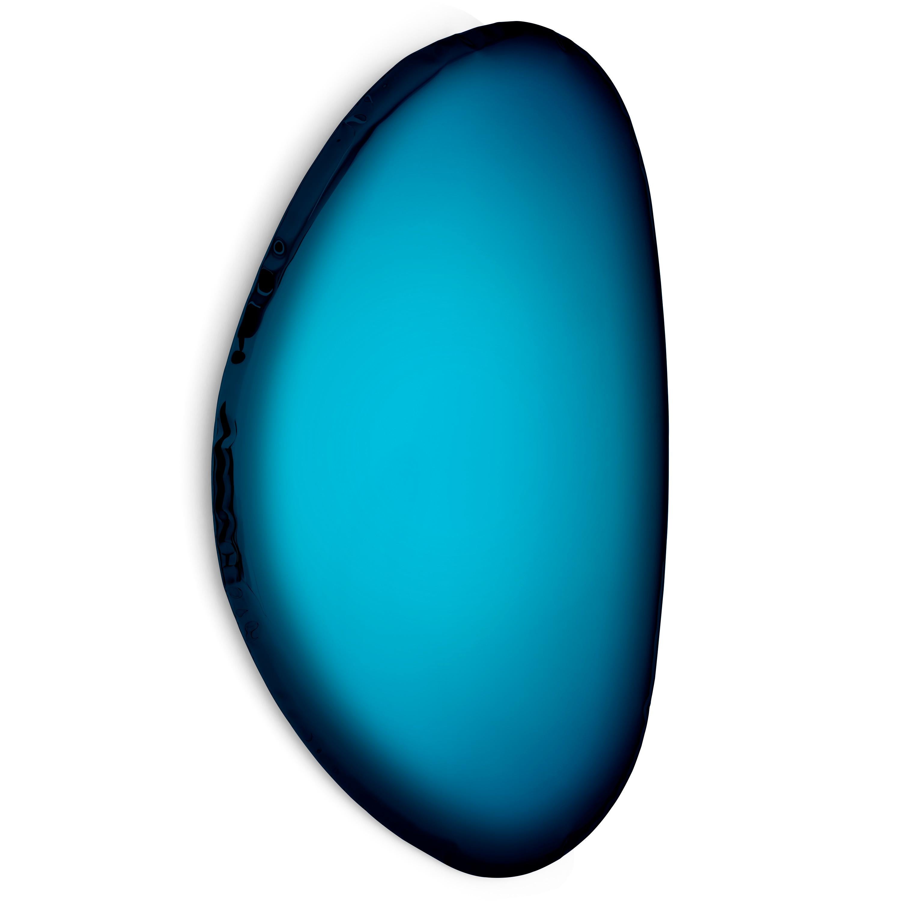 Miroir mural Tafla O2 bleu profond par Zieta
Dimensions : D 6 x L 97 x H 150 cm 
Matériau : Acier inoxydable.
Finition : Bleu espace profond.
Finitions disponibles : Acier inoxydable, blanc mat, saphir/émeraude, saphir, émeraude, bleu espace