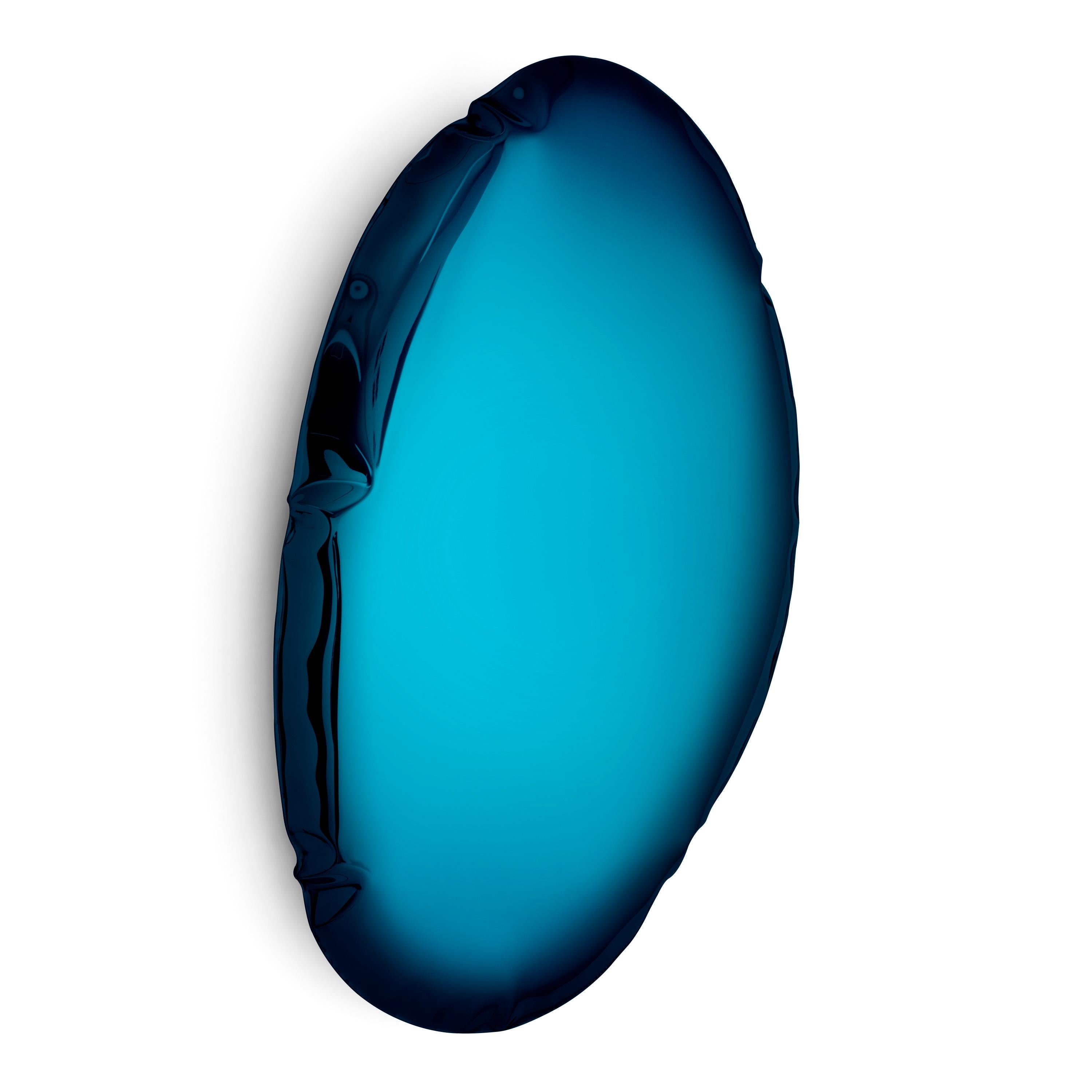 Miroir mural Tafla O5 Deep Space Blue de Zieta
Dimensions : D 6 x L 40 x H 60 cm 
Matériau : Acier inoxydable.
Finition : Deep Space Blue.
Finitions disponibles : Acier inoxydable, blanc mat, saphir/émeraude, saphir, émeraude, bleu espace profond,