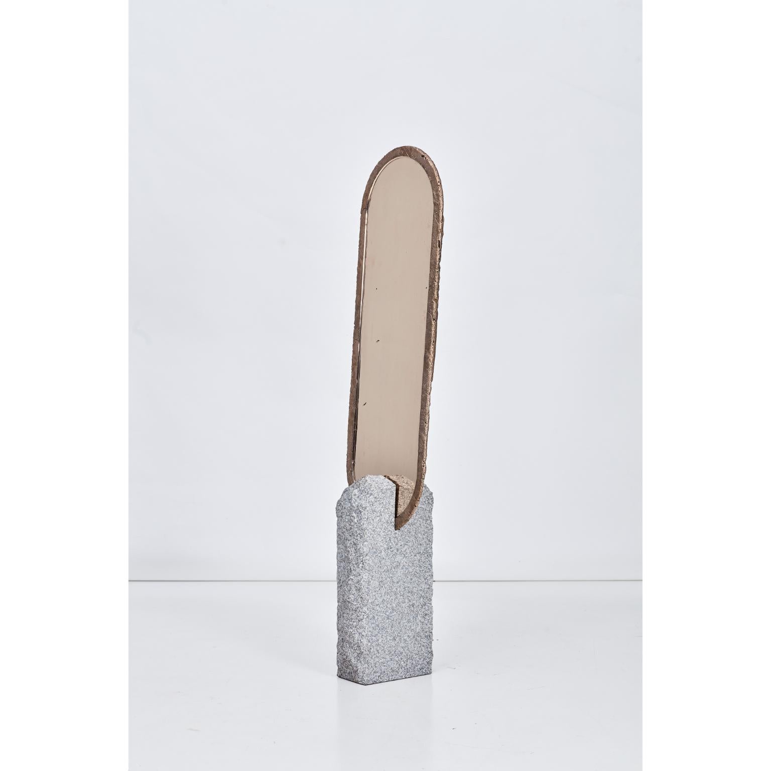 Specchio a stelo Deep Space in granito grigio Paarl e bronzo di Jesse Ede
Edizione limitata di 5 pezzi + 1P
Dimensioni: D 30 x L 45 x H 175 cm.
Materiali: Granito, bronzo e specchio.

Questo elegante specchio scultoreo in piedi è realizzato in