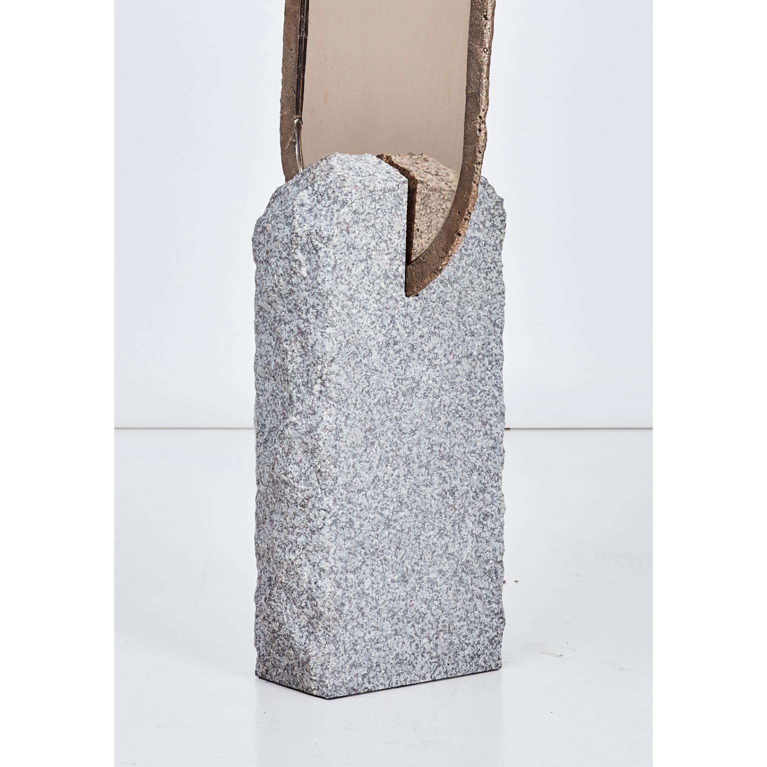 Moderno Specchio a stelo Deep Space in granito grigio Paarl e bronzo di Jesse Ede in vendita