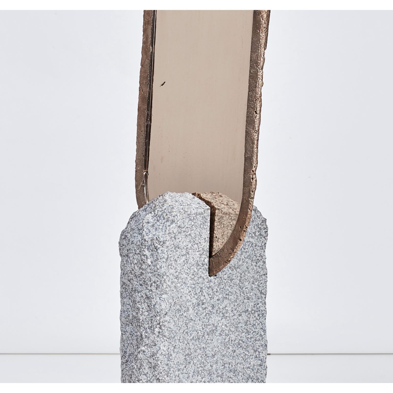 Altro Specchio a stelo Deep Space in granito grigio Paarl e bronzo di Jesse Ede in vendita