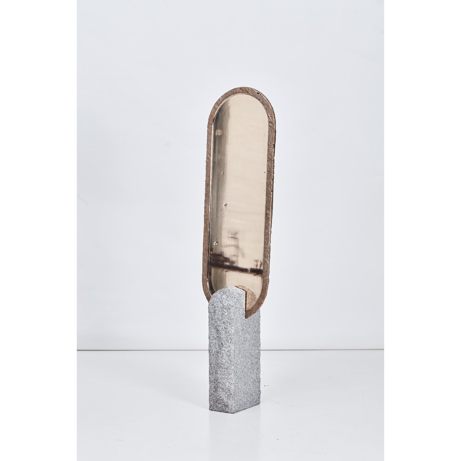 Specchio a stelo Deep Space in granito grigio Paarl e bronzo di Jesse Ede In condizioni Nuovo in vendita a Geneve, CH