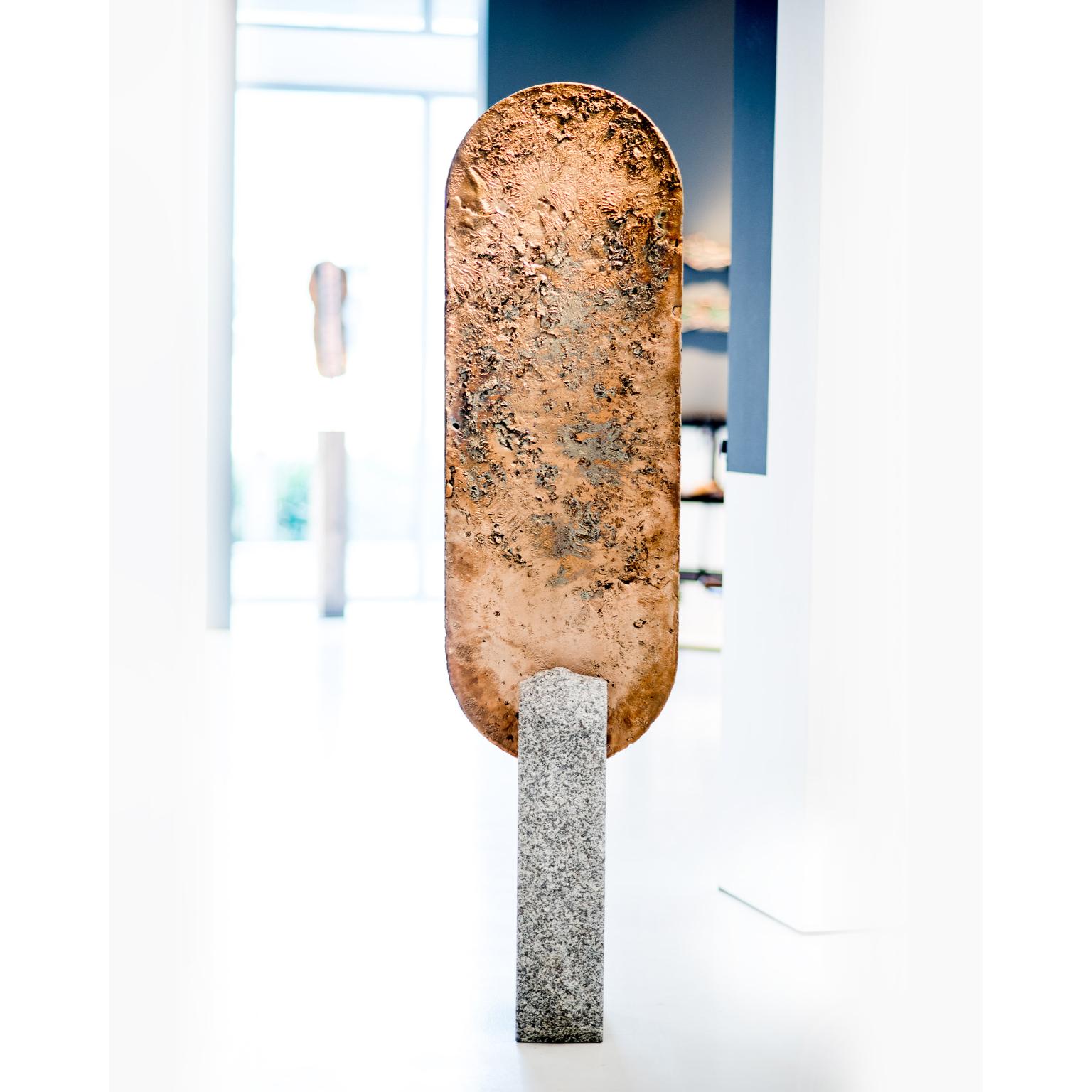 XXI secolo e contemporaneo Specchio a stelo Deep Space in granito grigio Paarl e bronzo di Jesse Ede in vendita