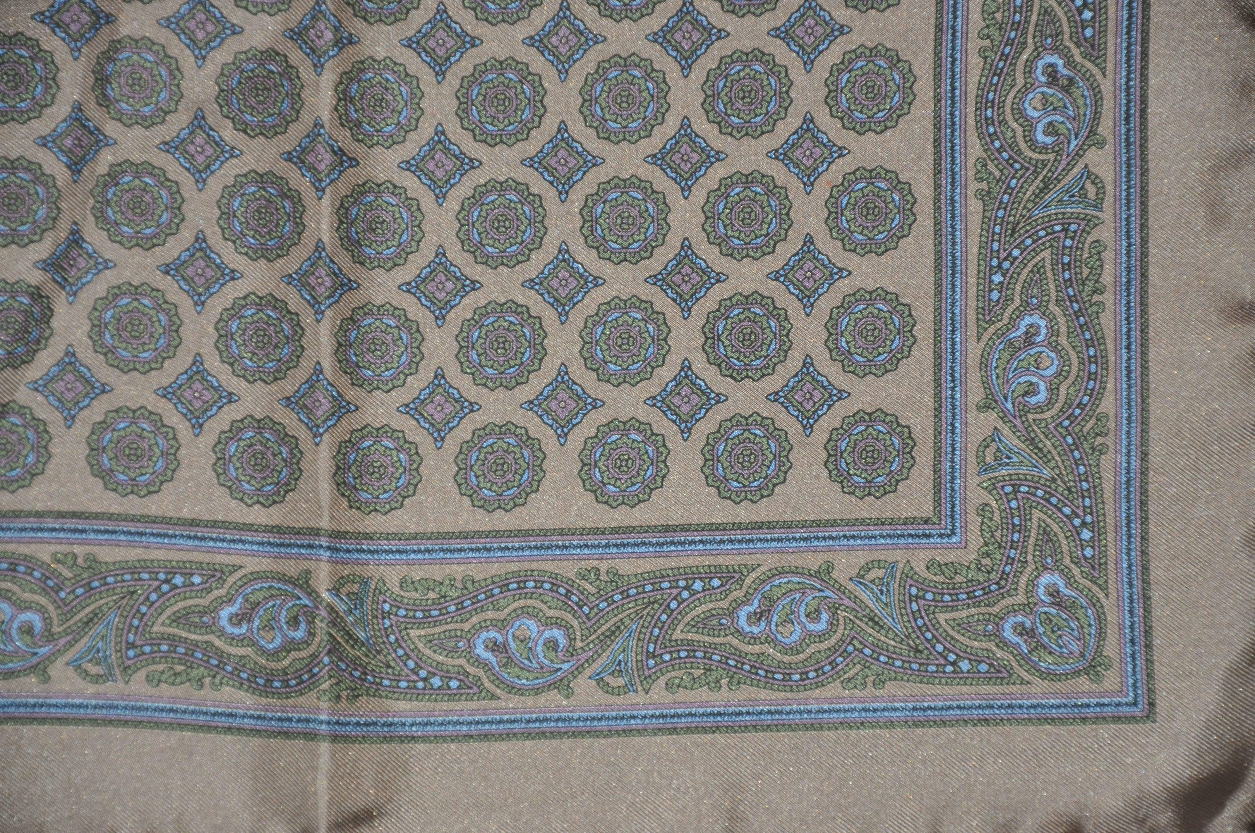        Di colore grigio acciaio intenso con bordo palsey multicolore accentuato da bordi arrotolati a mano, misura 13 pollici per 13 pollici. Prodotto in Italia.