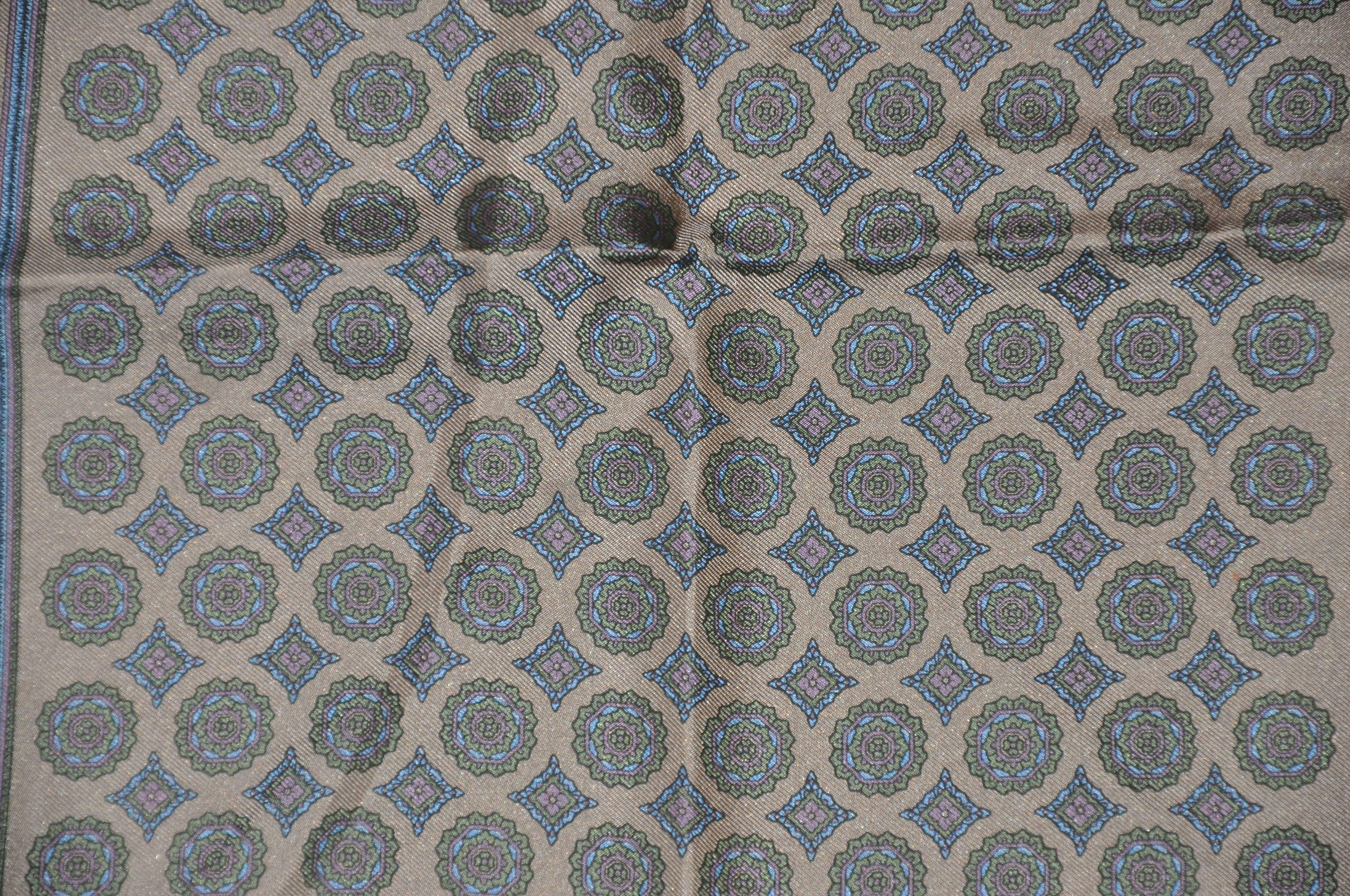 Grigio Fazzoletto di seta grigio acciaio con bordo in palissandro in vendita