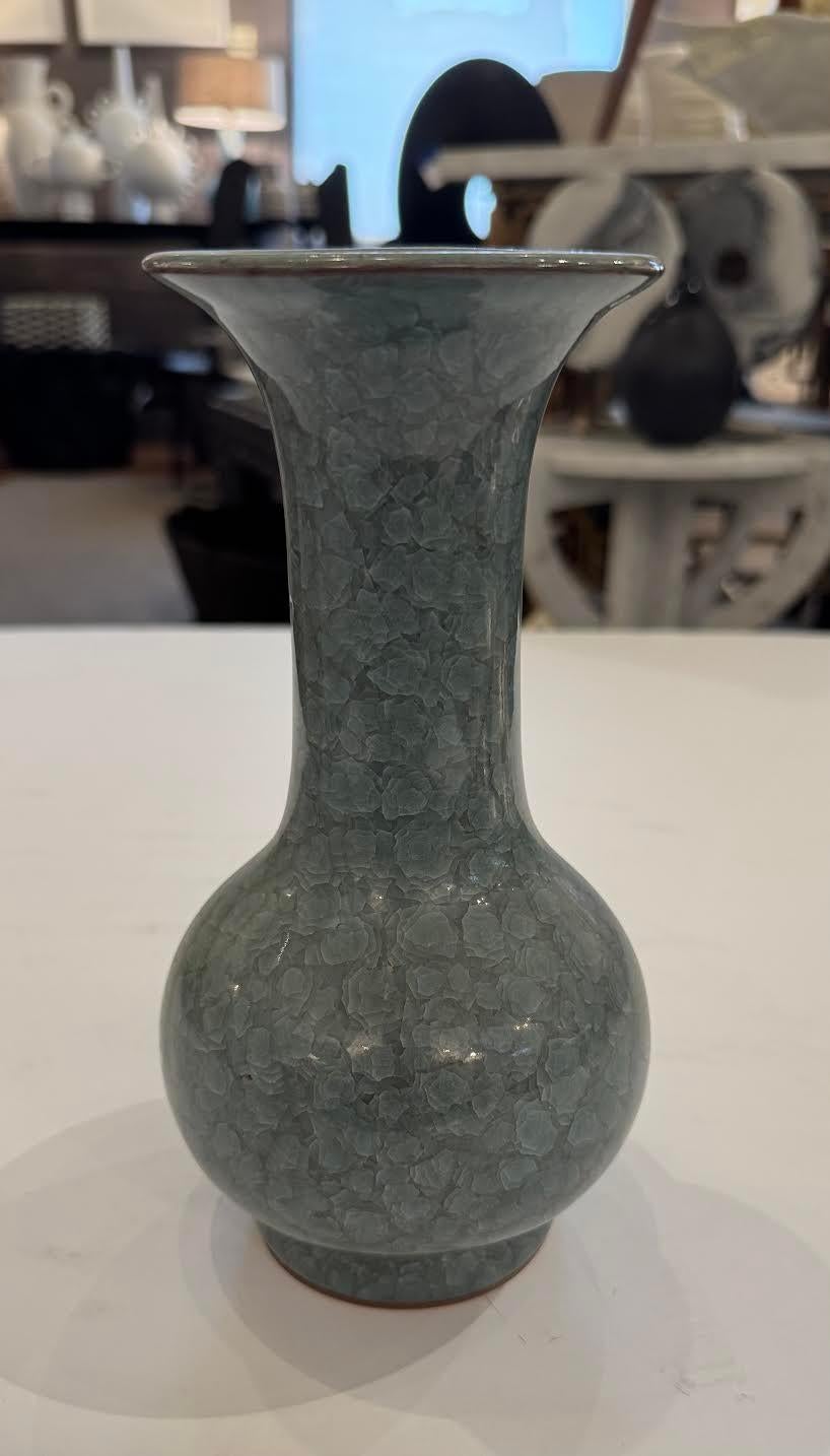 Vaso cinese contemporaneo di colore turchese intenso.
Smalto crepla non contrastante.
Uno dei tanti di una grande collezione.
Collo scanalato con apertura a bocca larga.