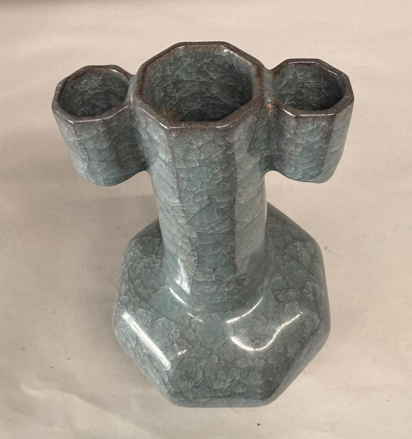 Vaso cinese contemporaneo di colore turchese intenso.
Smalto crepla non contrastante.
Uno dei tanti di una grande collezione.
Forma ottagonale  con due maniglie tubolari sagomate nella parte superiore.
Fa parte di una grande collezione.