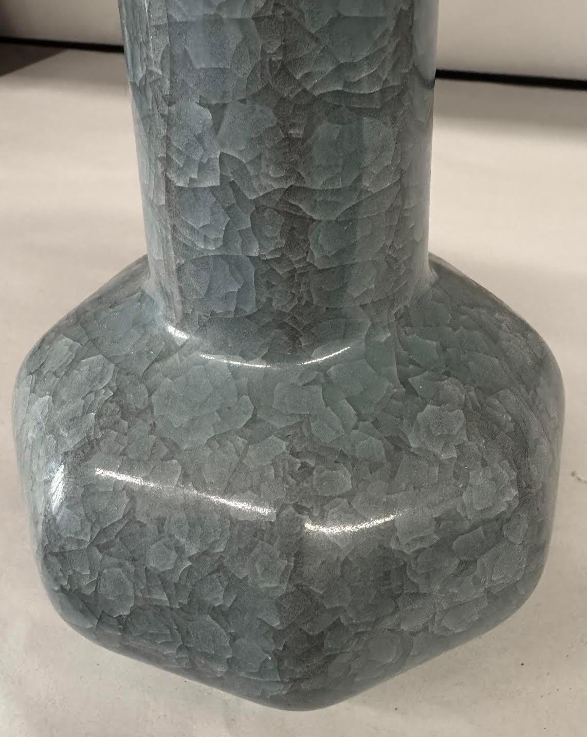 Vaso tubolare a forma di manico con smalto craquelé turchese intenso, Cina, Contemporaneo In condizioni Nuovo in vendita a New York, NY