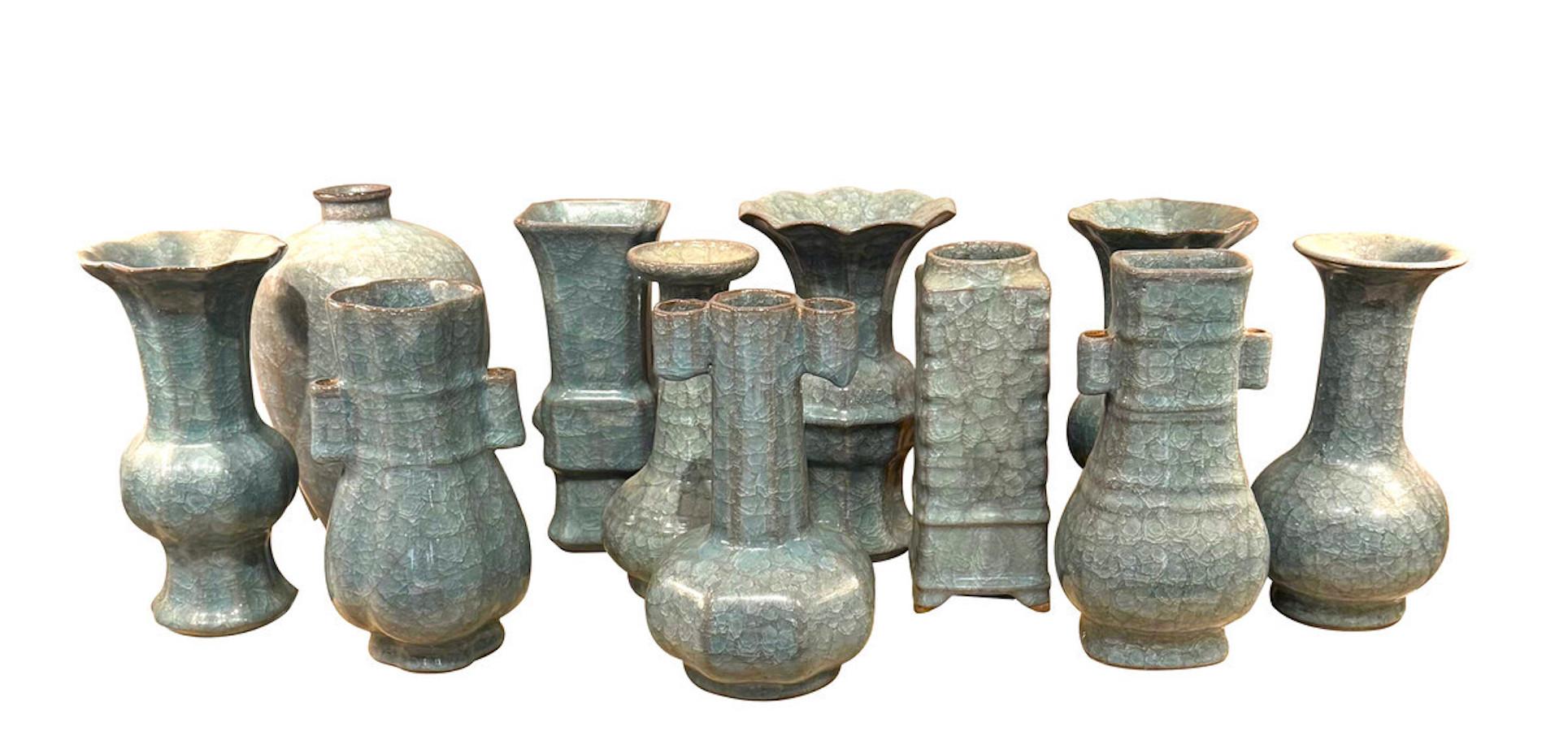 Ceramica Vaso tubolare a forma di manico con smalto craquelé turchese intenso, Cina, Contemporaneo in vendita