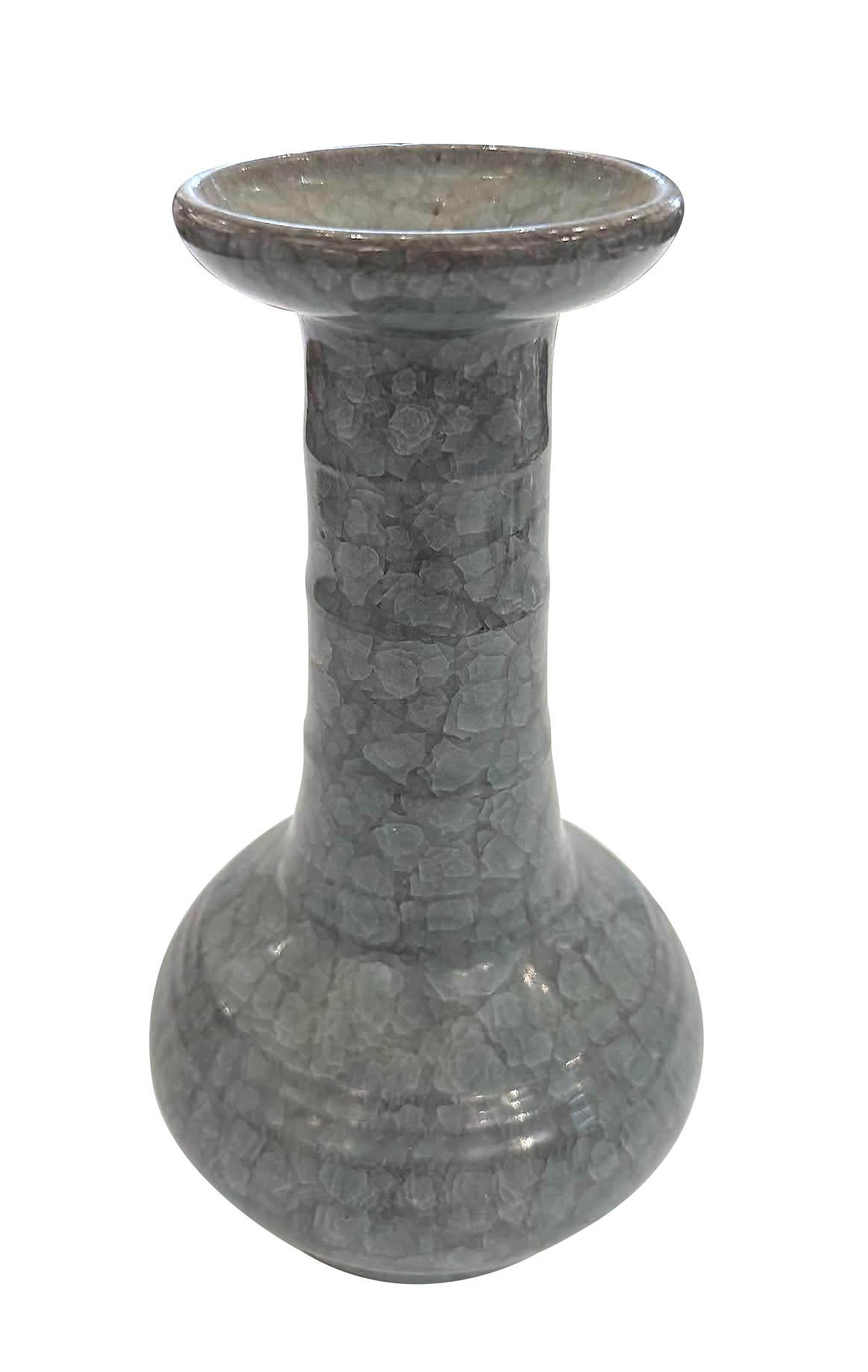 Vaso cinese contemporaneo di colore turchese intenso.
Smalto crepla non contrastante.
Collo a imbuto a coste.
Uno dei tanti esemplari di una grande collezione