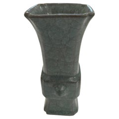 Vase de forme carrée craquelé turquoise foncé, Chine, Contemporary