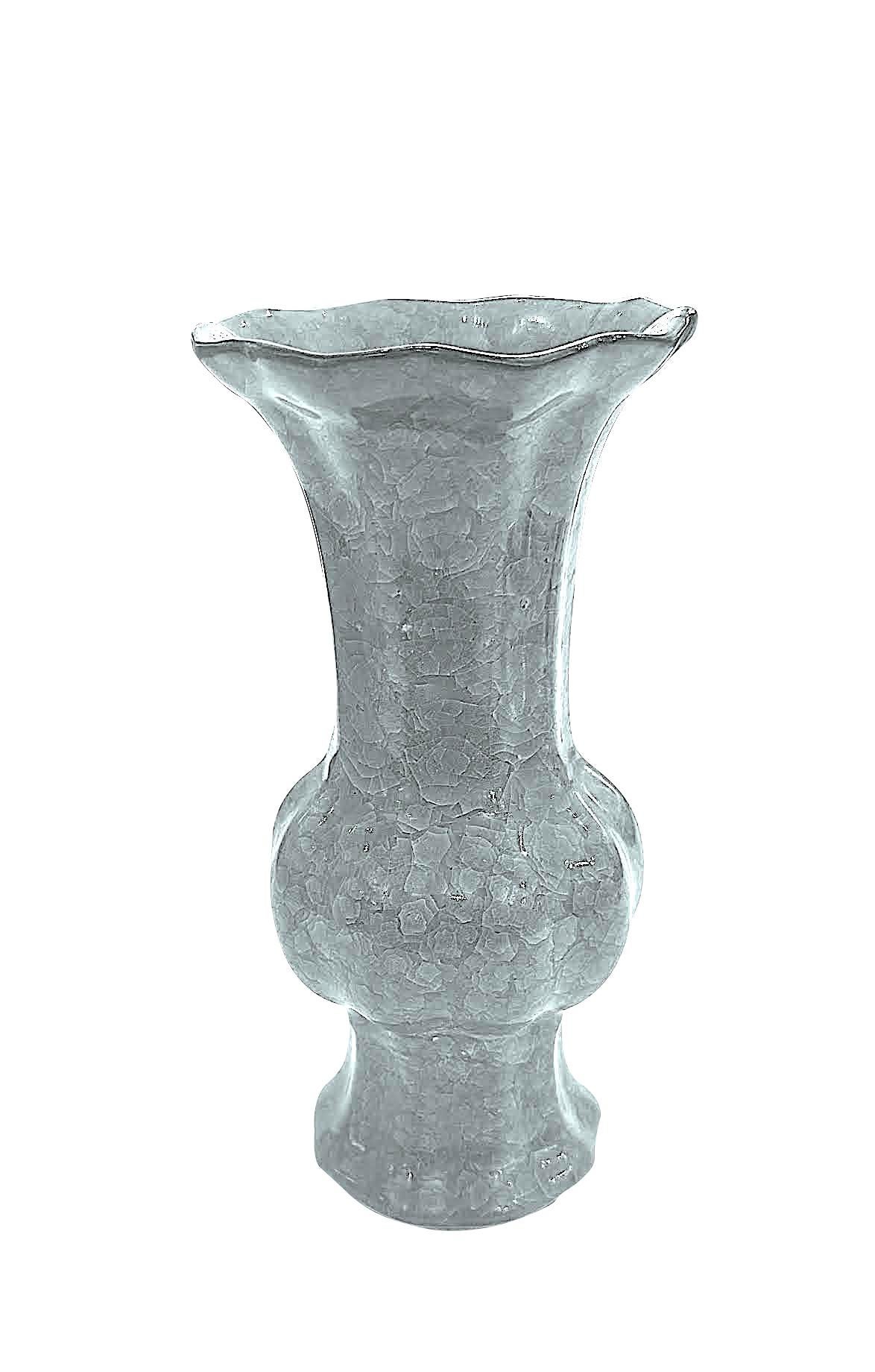 Vaso cinese contemporaneo di colore turchese intenso. 
Smalto crepla non contrastante.
Uno dei tanti di una grande collezione.
Apertura smerlata con design a sezioni.