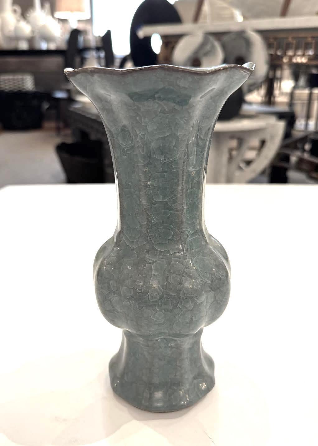 Cinese Vaso con apertura smerlata turchese profondo, Cina, Contemporaneo in vendita