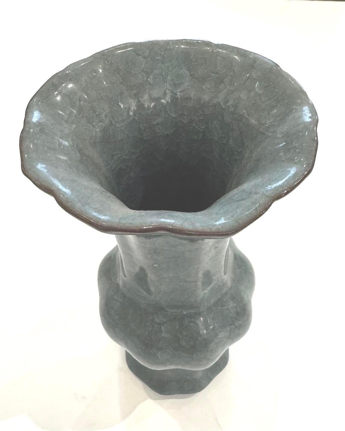 Vaso con apertura smerlata turchese profondo, Cina, Contemporaneo In condizioni Nuovo in vendita a New York, NY
