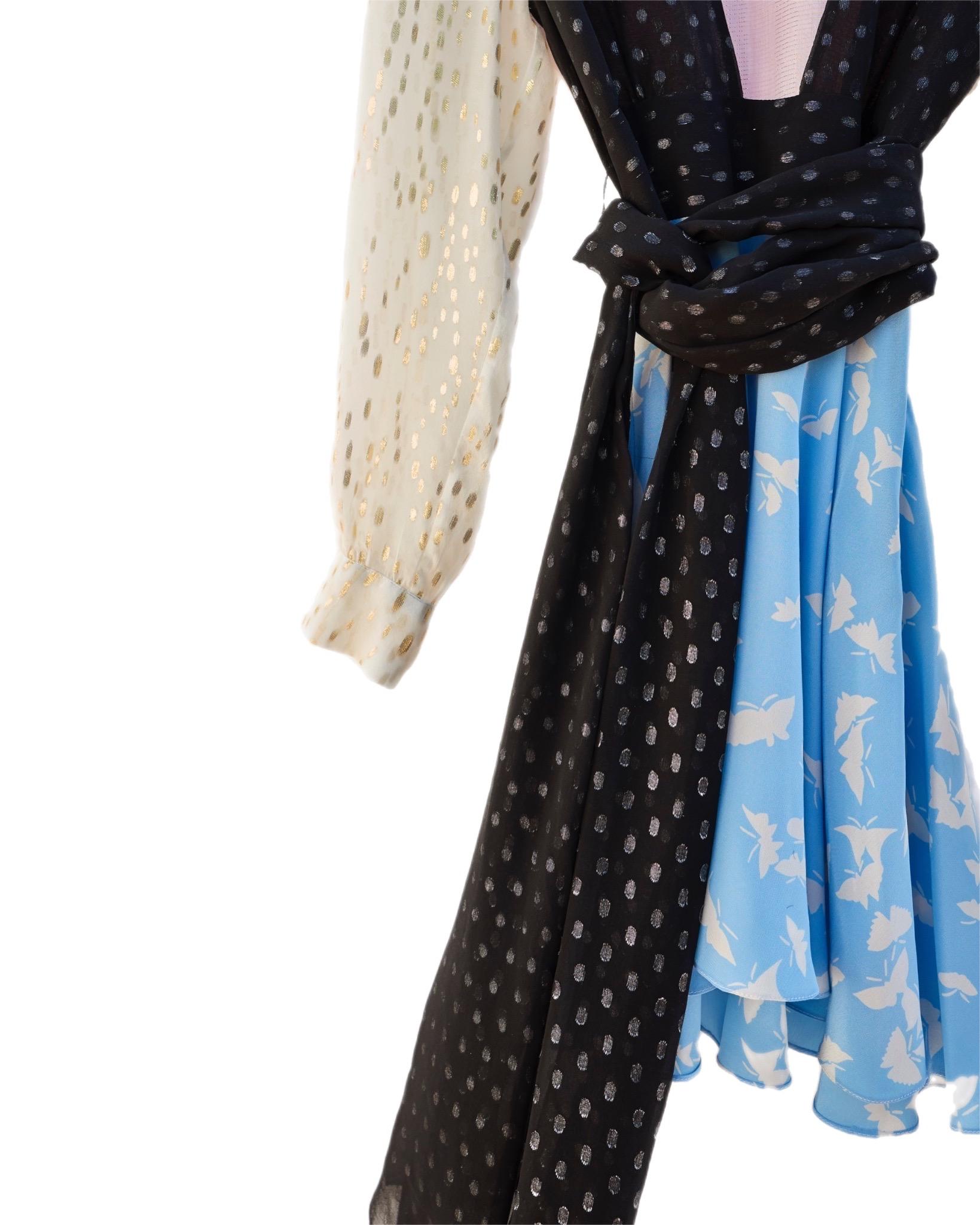 V Bedrucktes Seidenkleid mit Patchworkmuster in Rosa, Schwarz, Weiß und Hellblau im Angebot 2