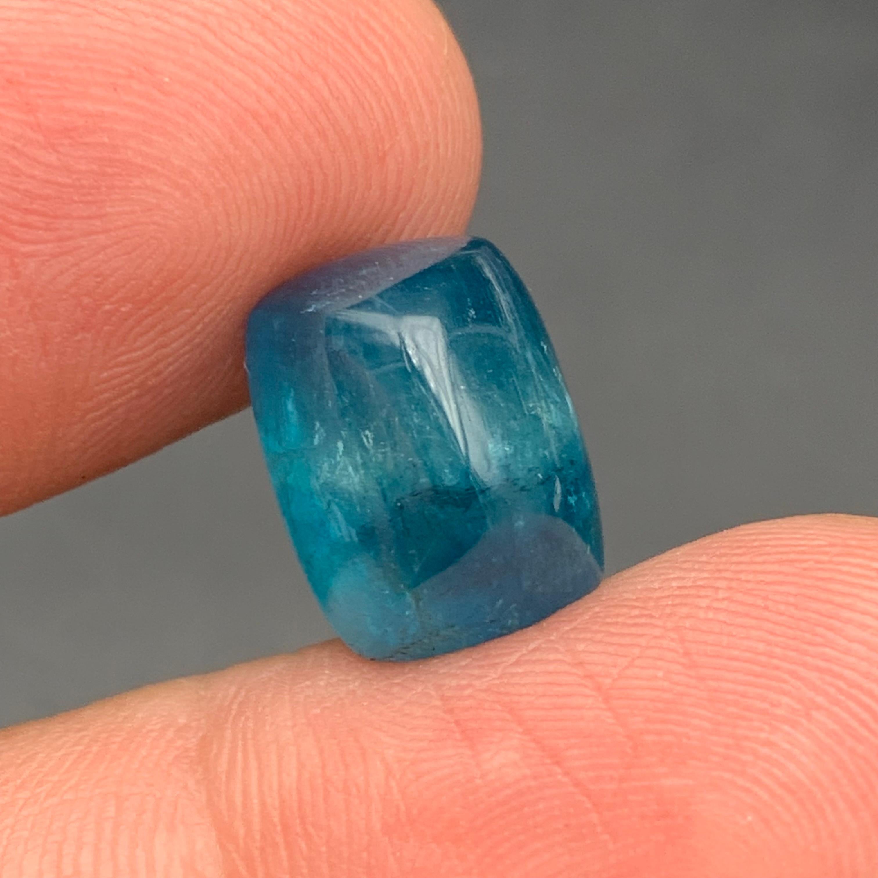Contemporaneo Anello con cabochon di tormalina naturale blu intenso e vivido 9,95 carati in vendita