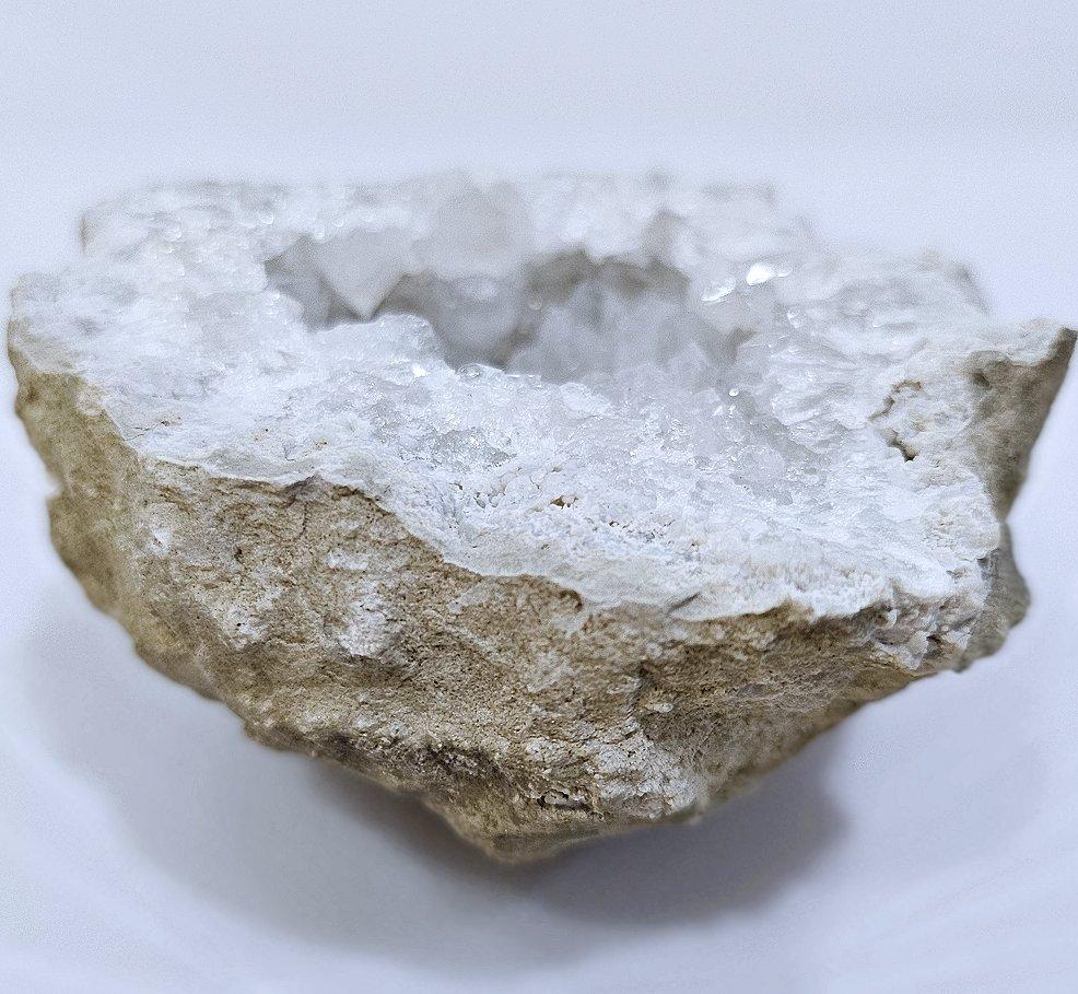 VENDITA CON CHIUSURA - Geode naturale di cristallo bianco intenso, forma a ciotola
***AVVISO: IL NOSTRO NEGOZIO 1ST DIBS CHIUDE ALLA FINE DI MAGGIO***
Questo bellissimo geode misura circa 3 x 1,5 pollici.
I cristalli naturali e le geodi possono