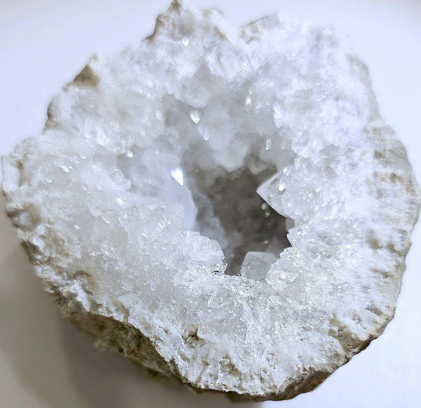Organico moderno VENDITA CON CHIUSURA - Geode naturale di cristallo bianco intenso, forma a ciotola in vendita