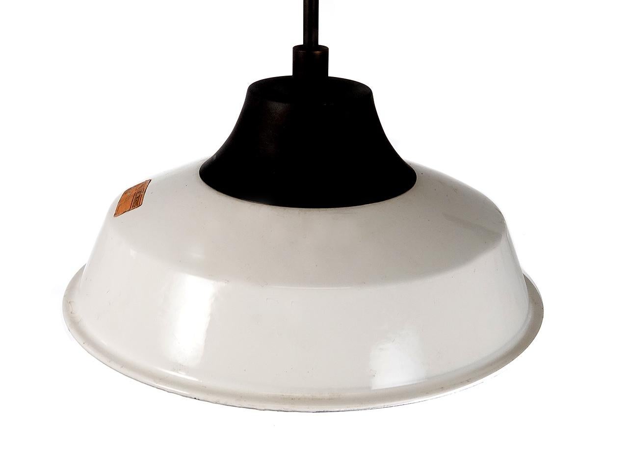 Pantalla de porcelana blanca profunda con cúpula esmerilada en Bueno estado para la venta en Peekskill, NY
