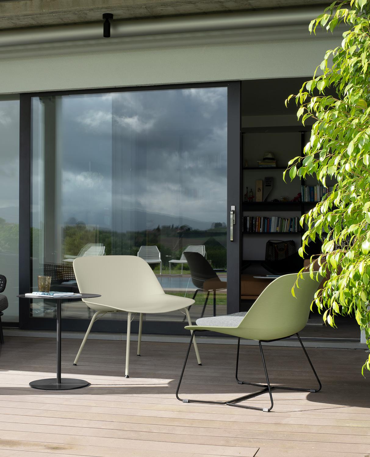 Deep XL Armchair in Polypropylene Shell & Steel Painted Frame by Quinti Sedute For Sale 1