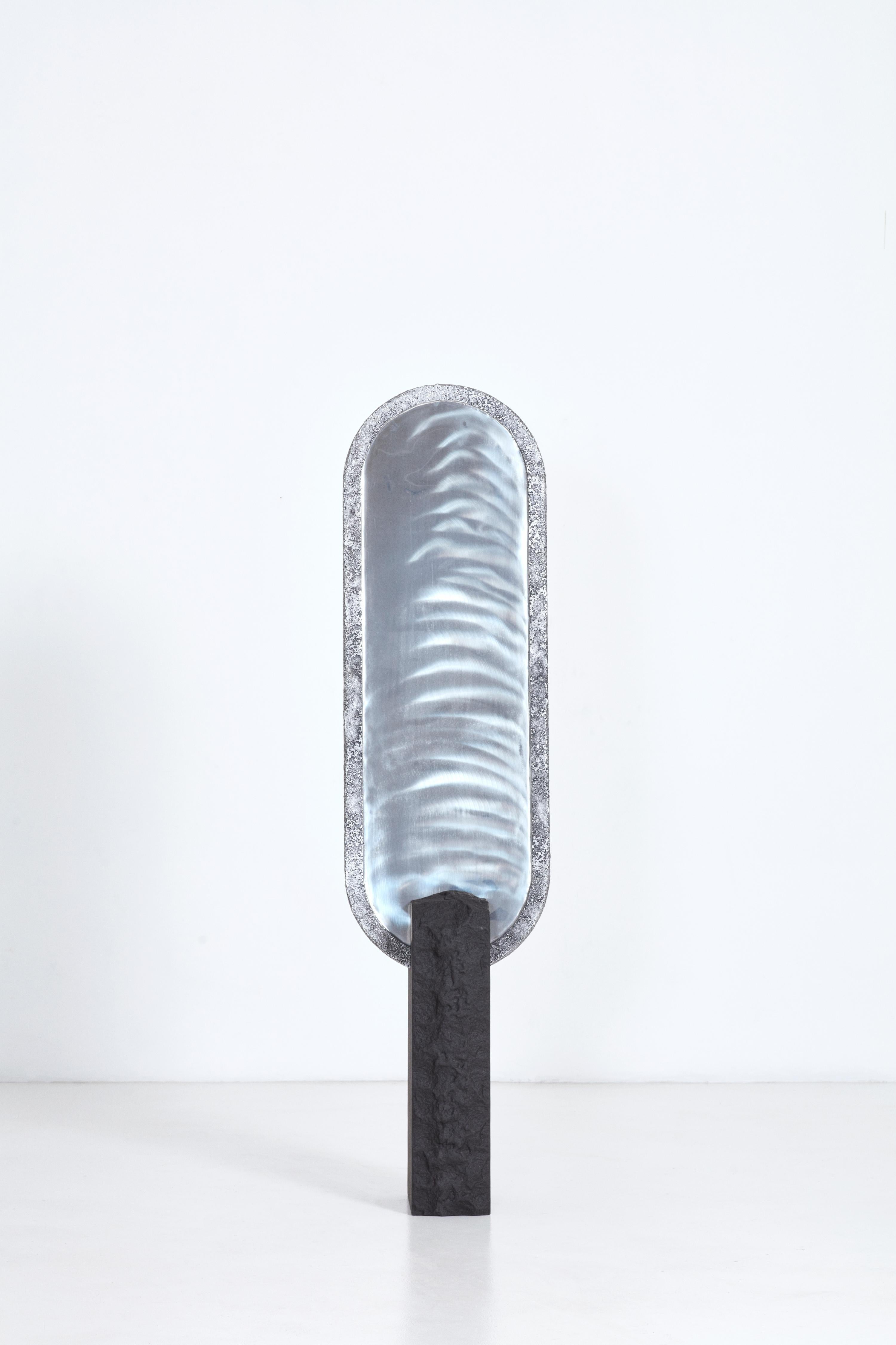 Specchio a stelo Deeper Space in alluminio e granito nero Belfast di Jesse Ede
Un pezzo unico.
Dimensioni: D 30 x L 45 x H 175 cm.
Materiali: Granito, alluminio e specchio.

Una versione più cupa e umorale del fratello maggiore Deep Space.

Deeper