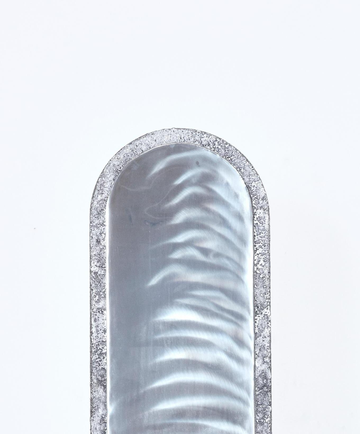 Moderno Specchio a stelo Deeper Space in alluminio e granito nero Belfast di Jesse Ede in vendita