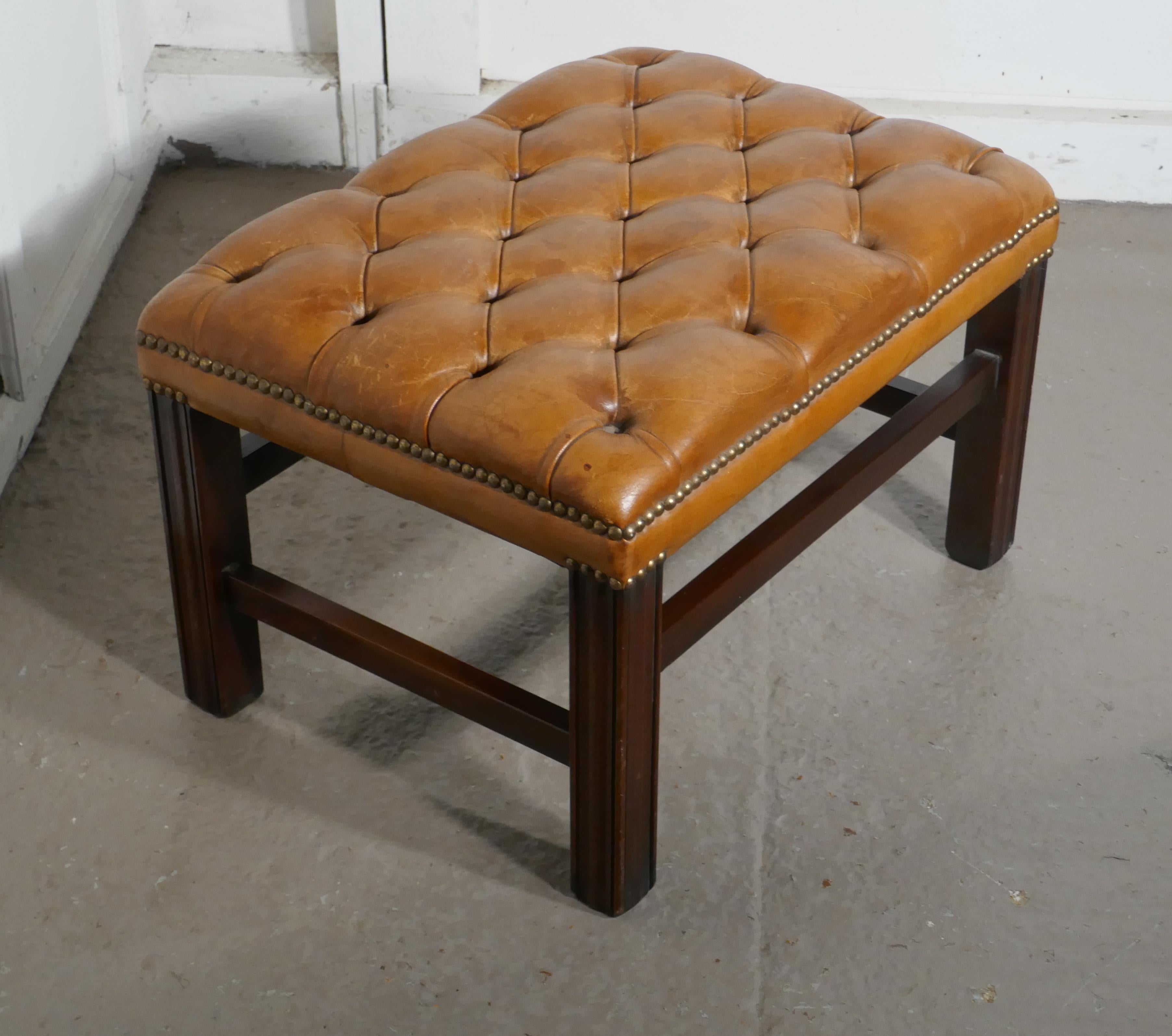 Deeply Buttoned Chesterfield Tan Leather Library Stool In Good Condition In Chillerton, Isle of Wight