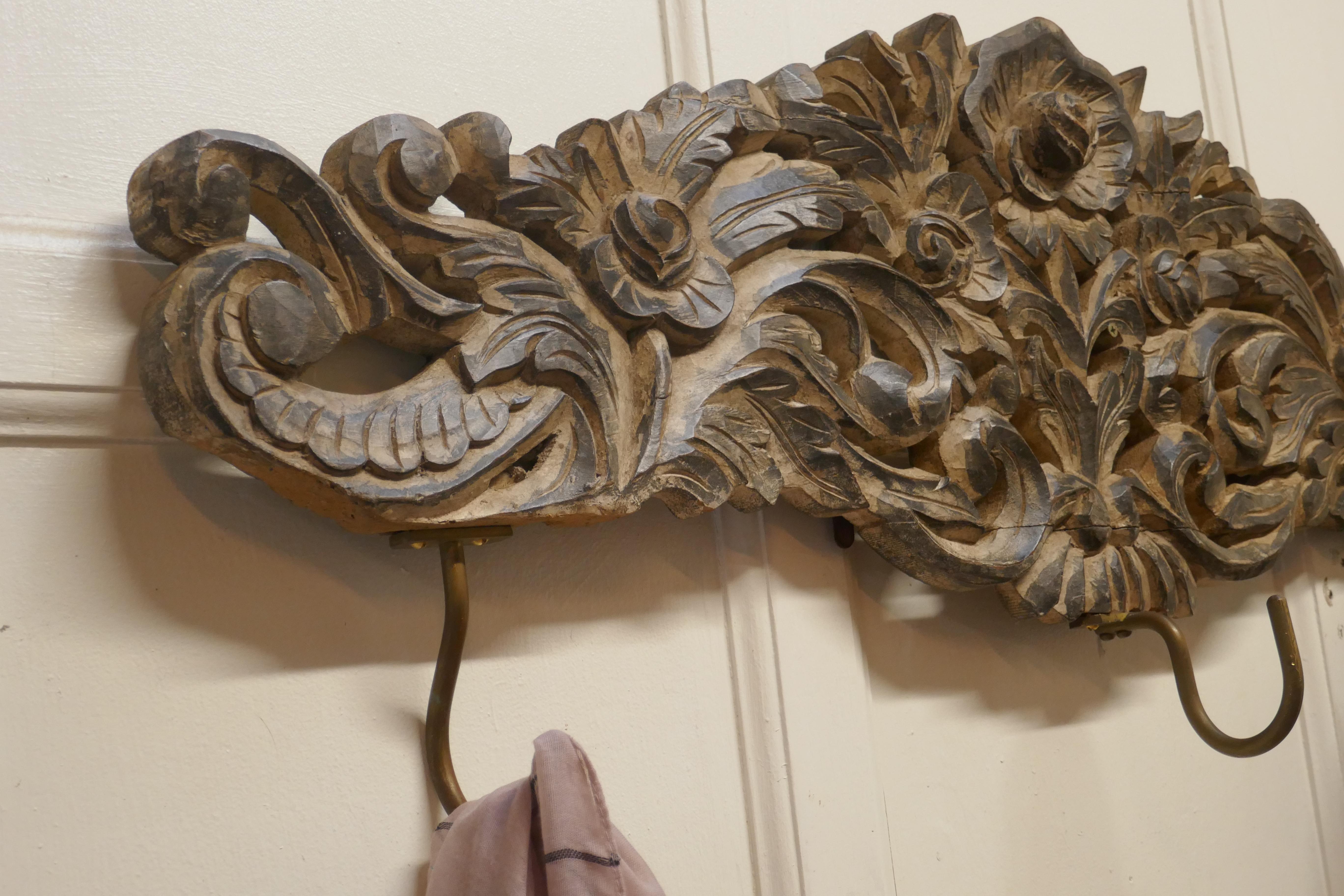 Teak Appendiabiti e ganci per cappelli profondamente intagliati in vendita