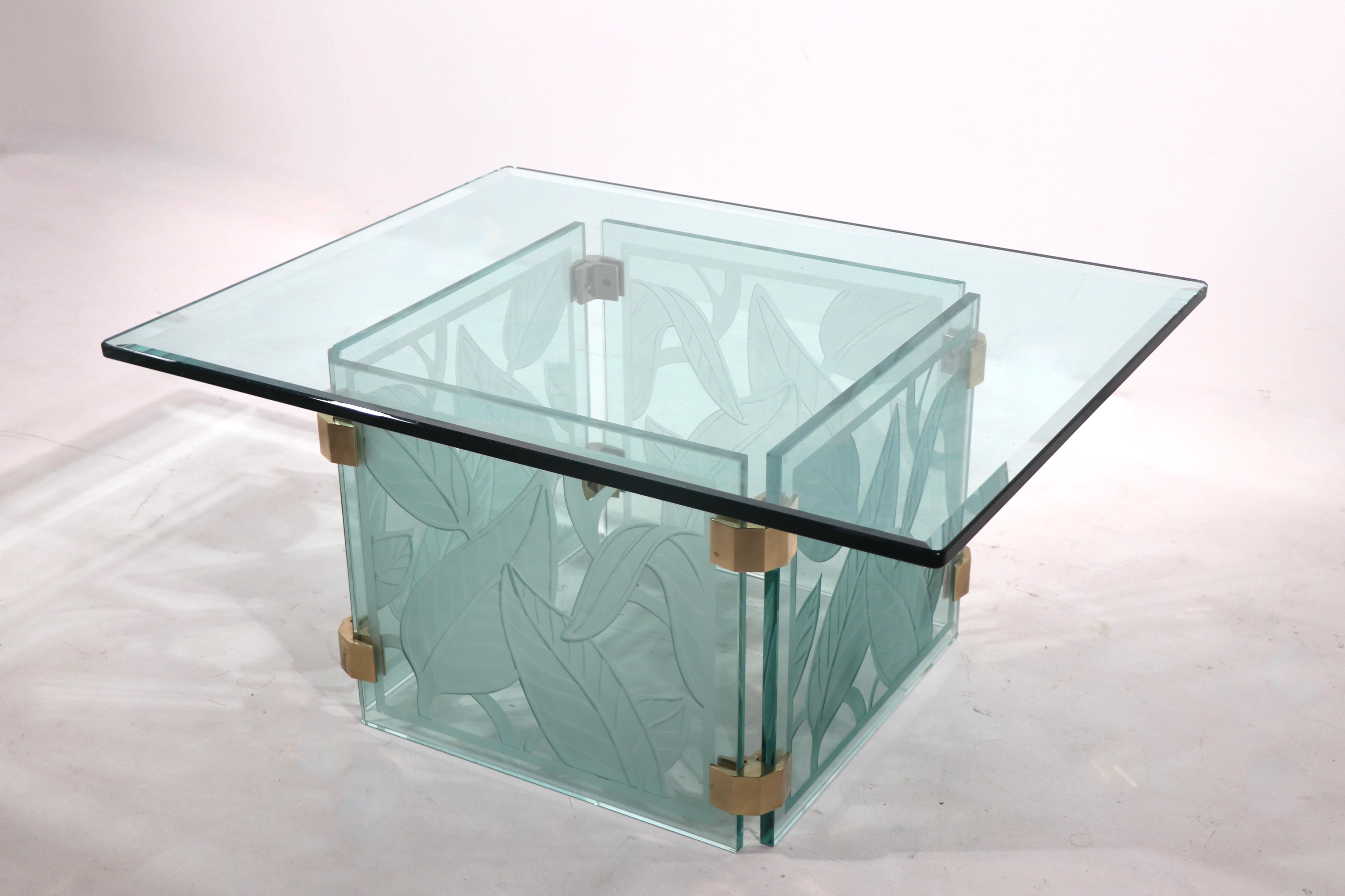 Table basse en verre profondément gravé de style feuillagé du milieu du siècle dernier en vente 3