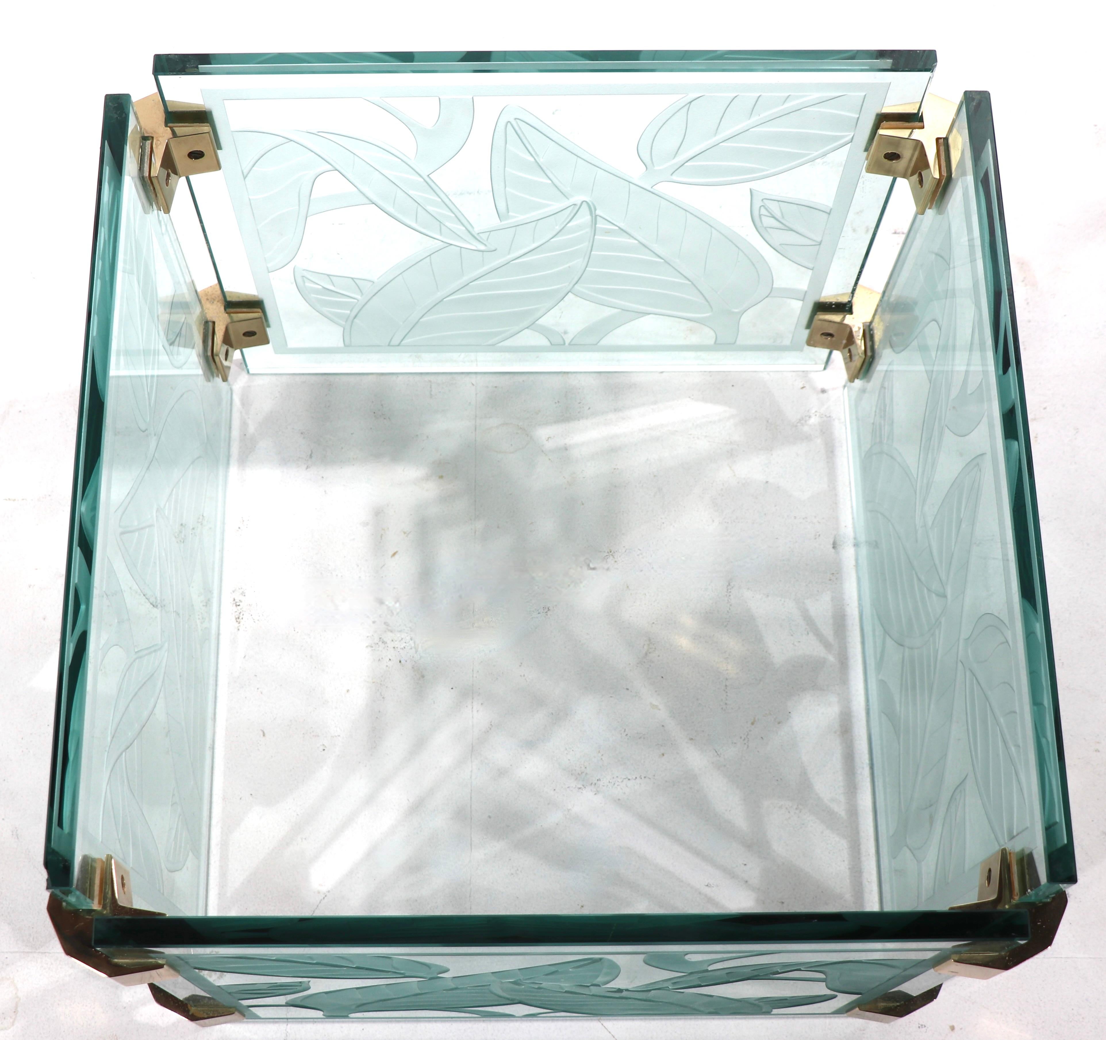 Hollywood Regency Table basse en verre profondément gravé de style feuillagé du milieu du siècle dernier en vente