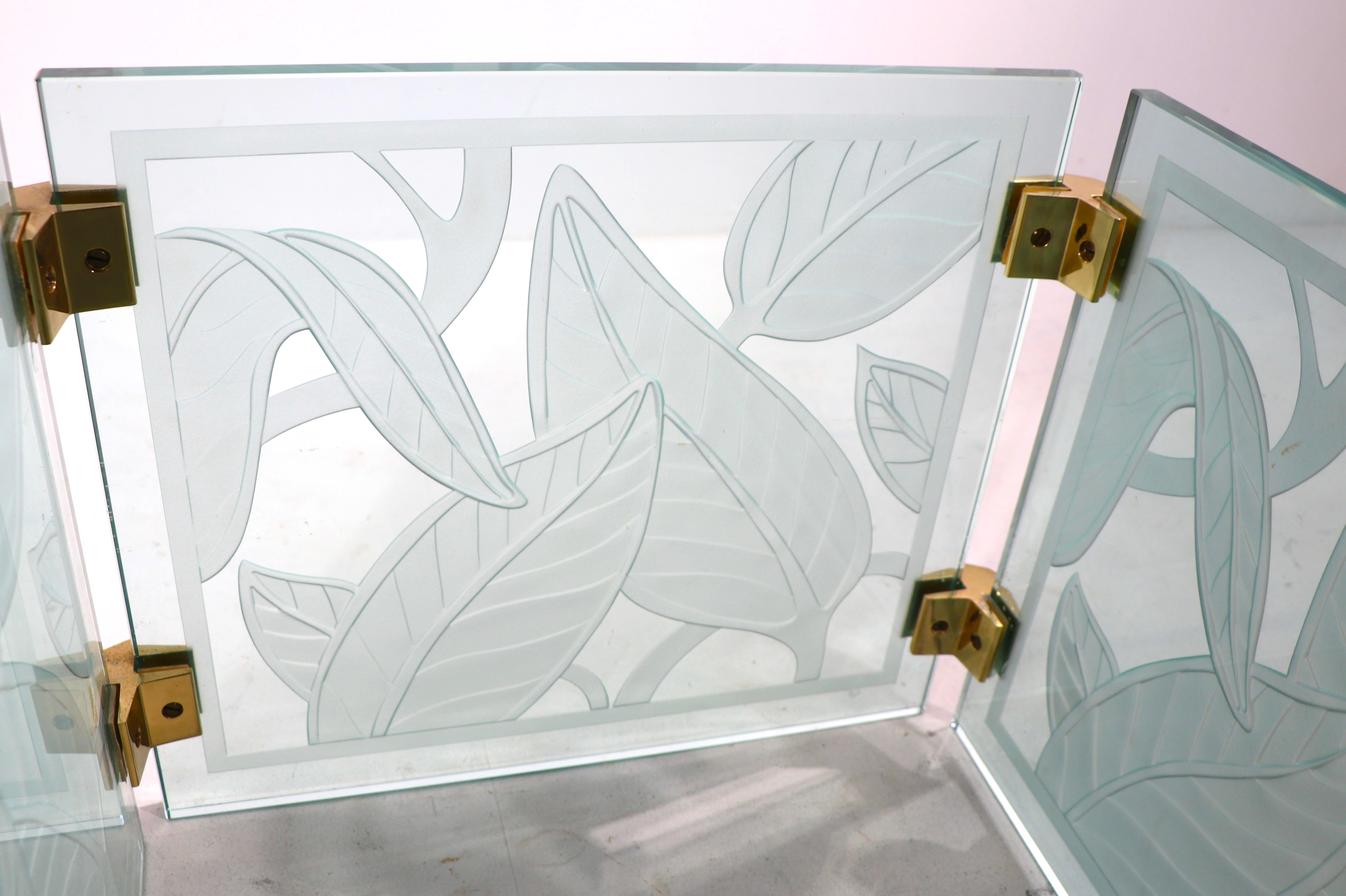 Couchtisch aus tief geätztem Glas mit Blattwerk aus der Mitte des Jahrhunderts (20. Jahrhundert) im Angebot