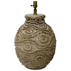 Grande lampe de bureau en poterie de forme bulbeuse profondément texturée