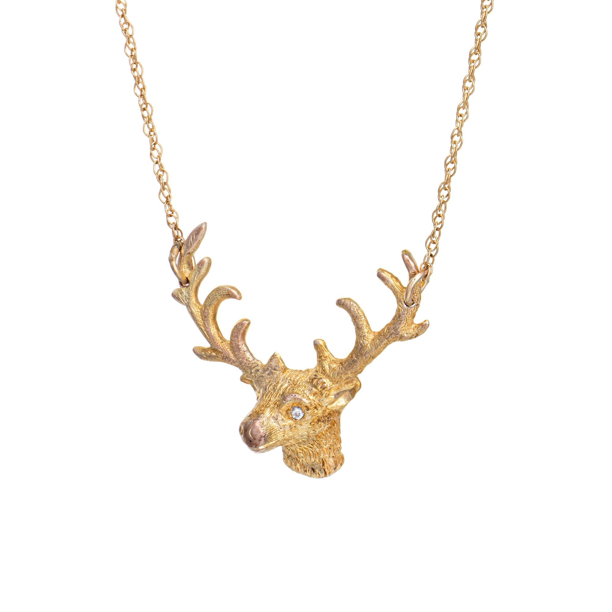 Collier en bois de cerf finement détaillé, réalisé en or jaune 14 carats (vers les années 1950 à 1960). 

Un petit diamant estimé à 0,01 carat est serti dans l'œil (couleur estimée H-I et pureté SI2). 

Le buste de cerf, magnifiquement détaillé, est