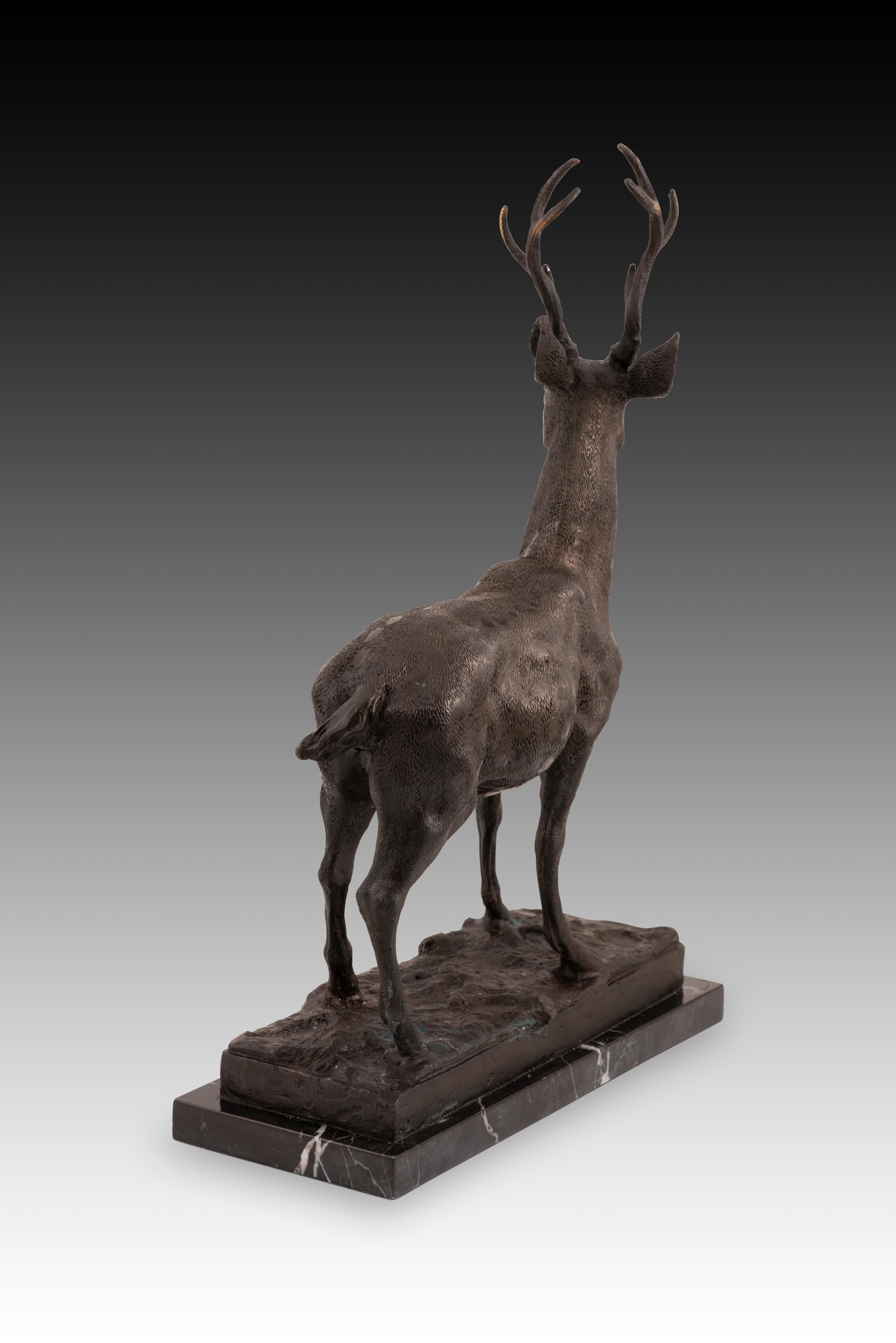 Chevreuil. Bronze, marbre. Suivant les modèles du 19ème siècle. Bon état à Madrid, ES
