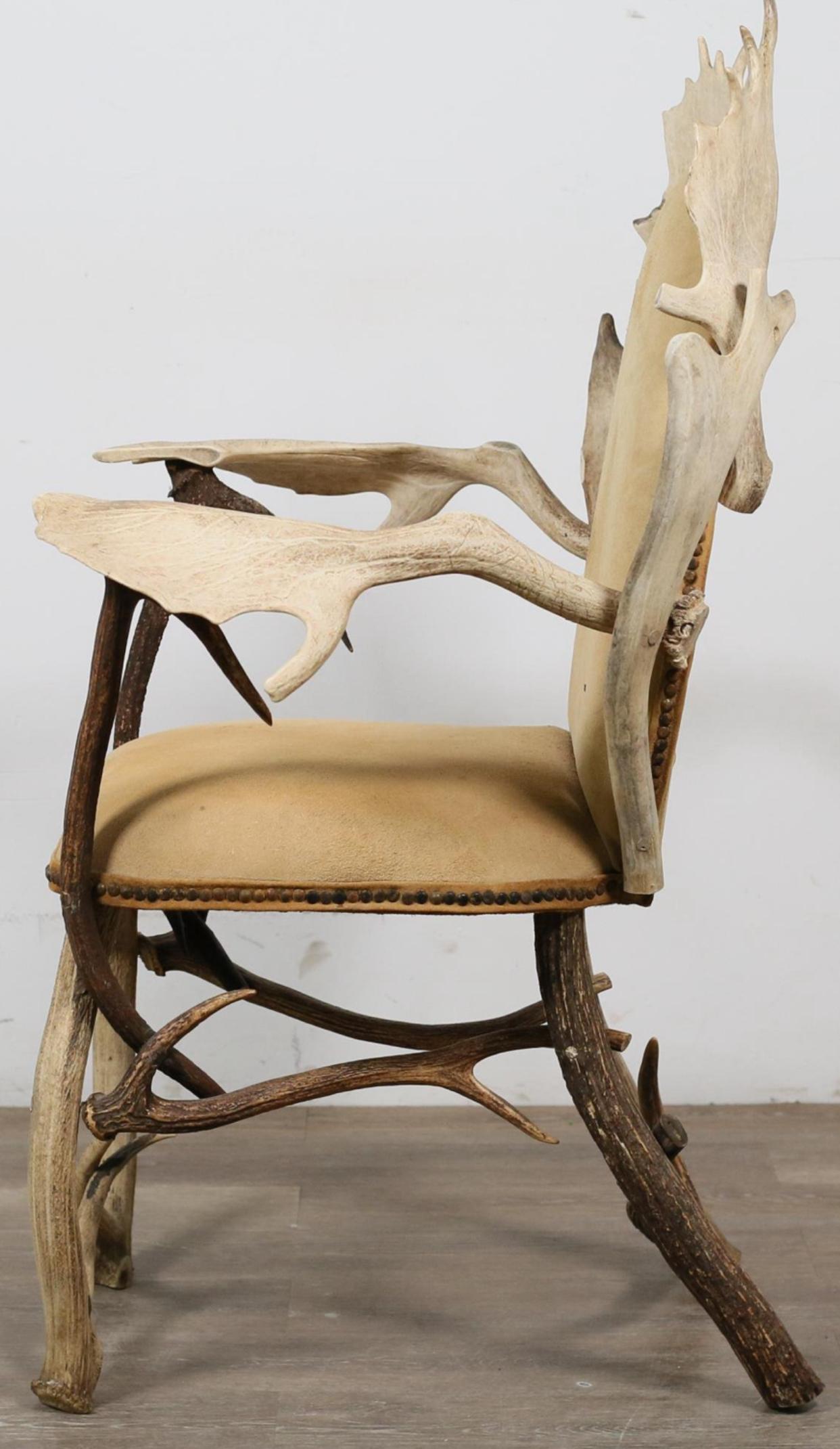 Chaise en bois authentique. Même forme que la chaise en bois de cerf en aluminium moulé et émaillé patiné d'Arthur Court. Les trois dernières photos sont celles d'une chaise Arthur Court Aluminum Antler que nous avons vendue il y a quelque temps.