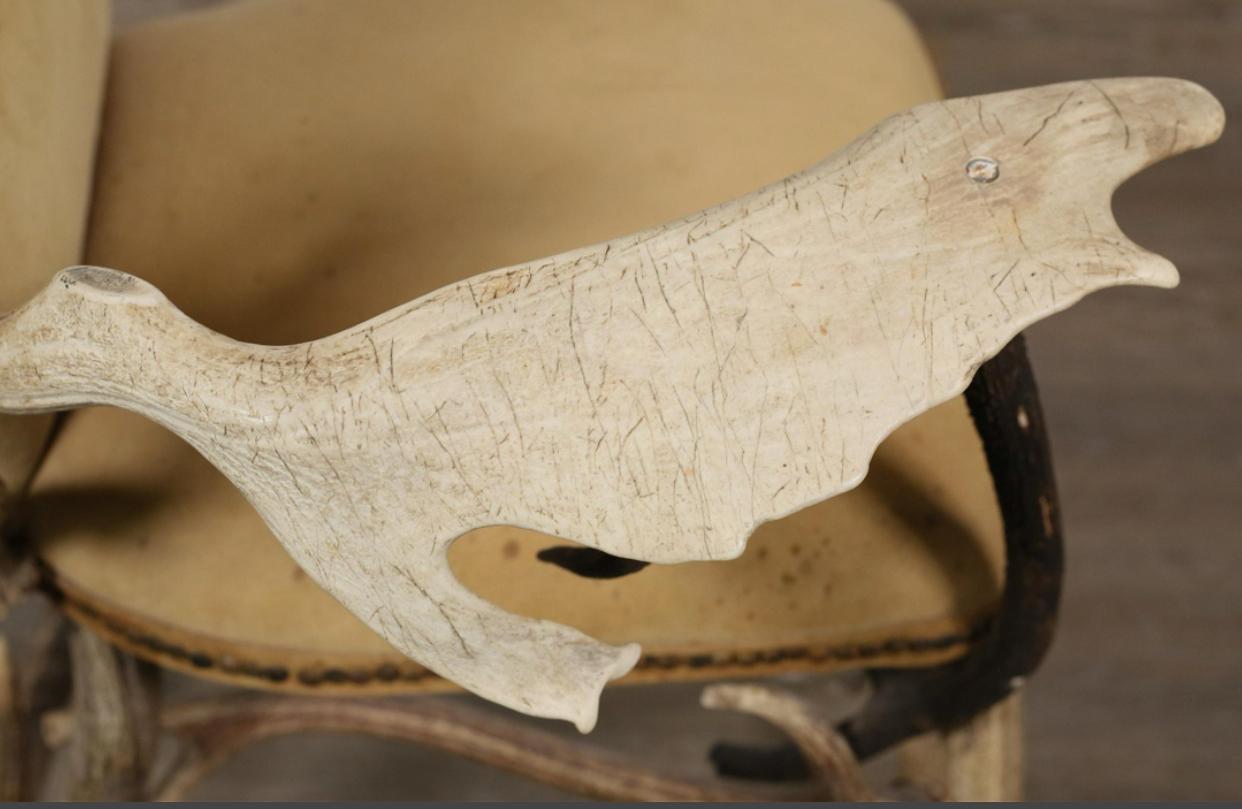 Chaise trône en bois de cerf, d'élan et de mauresque dans le style d'Arthur Court Bon état - En vente à Chicago, IL