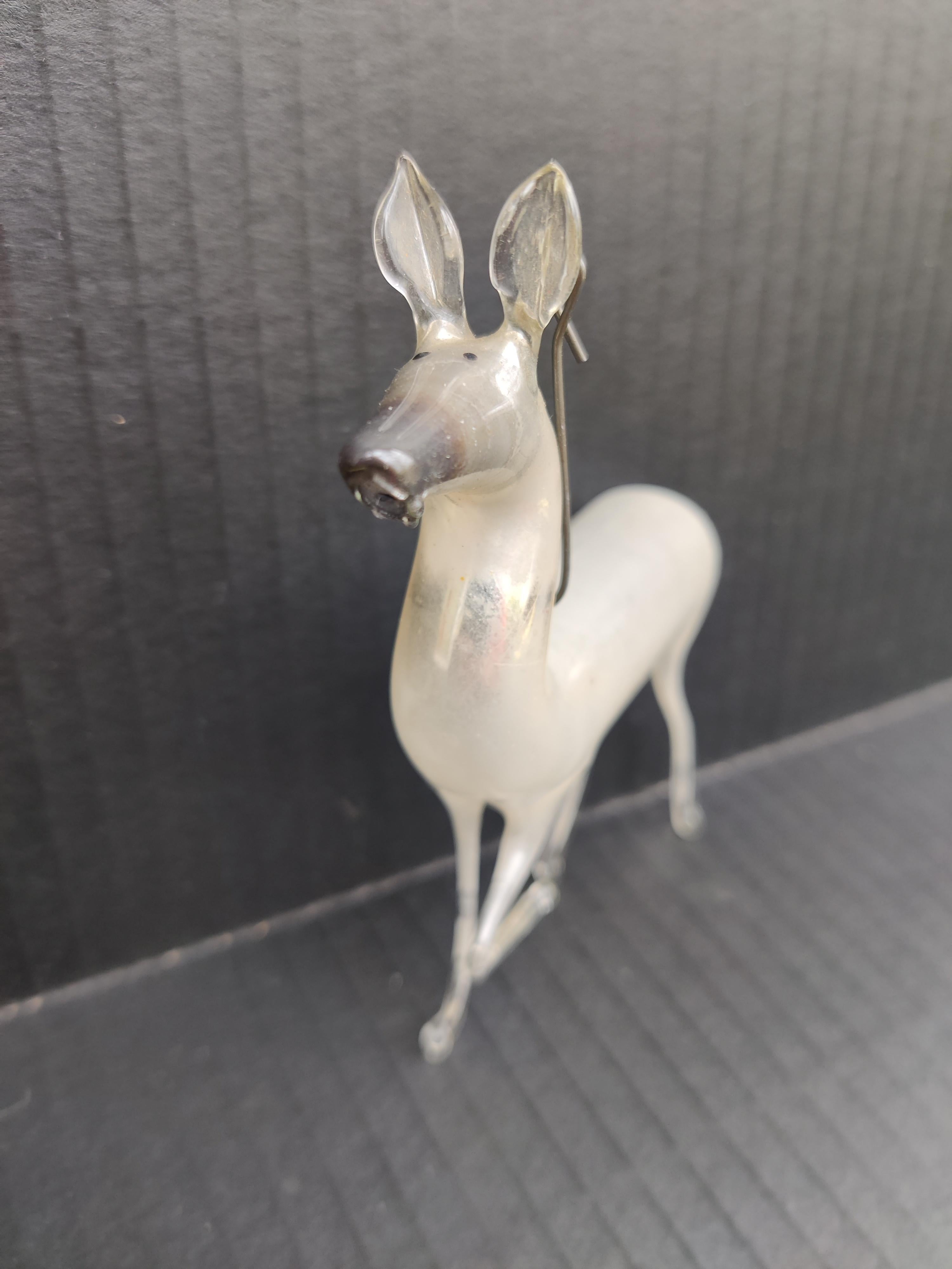 Hirsch Deutsches mundgeblasenes Glas Ornament
Halterung im Nacken für Zierhaken.
Made in Germany Aufkleber auf der Unterseite