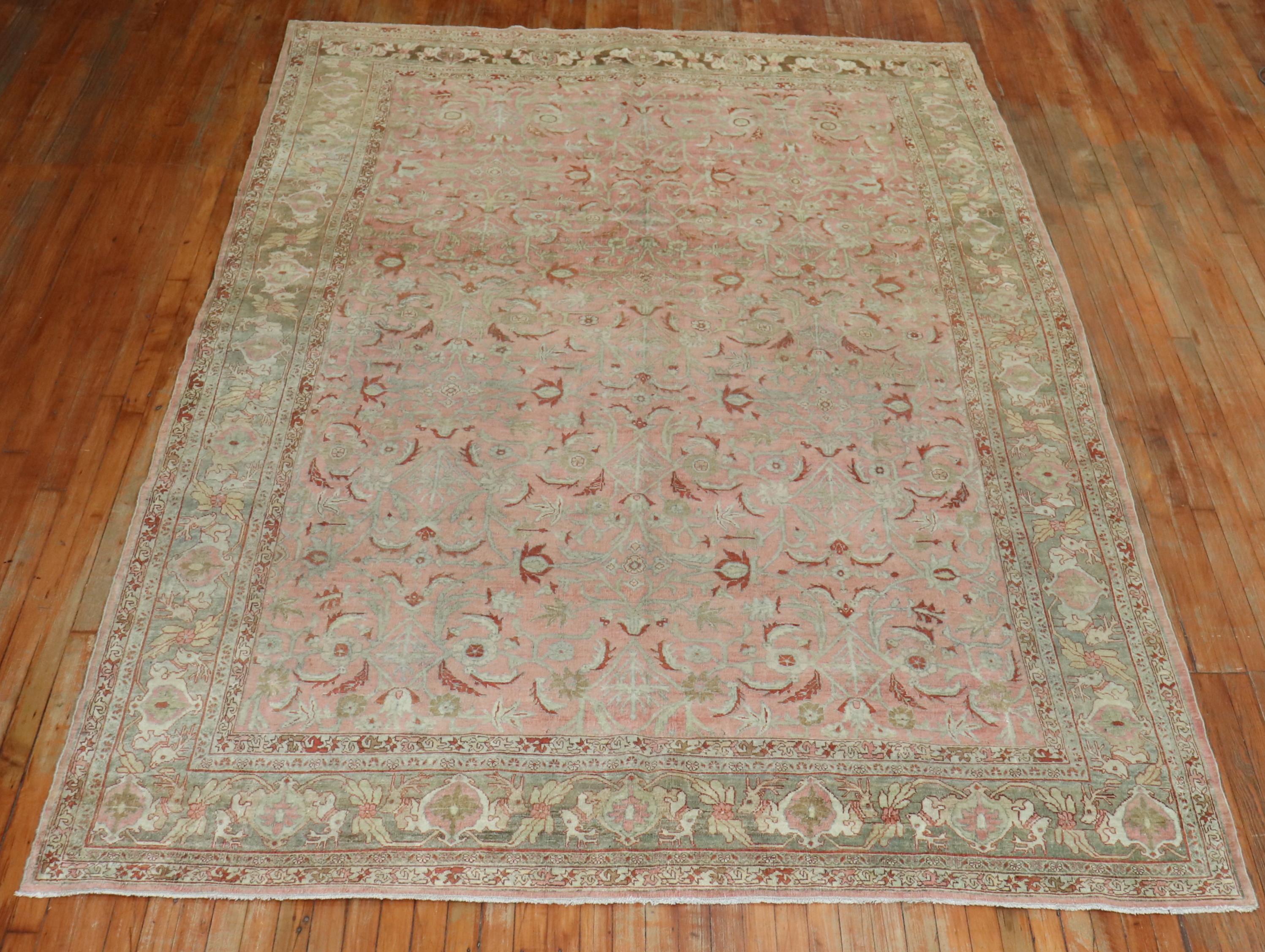 Ein zimmergroßer persischer Bidjar-Teppich aus dem frühen 20. Jahrhundert mit einem eleganten floralen Allover-Muster auf rosa Grund. Die Umrandung ist grau und mit Hirschkopfmotiven durchzogen.

Maße: 7'5