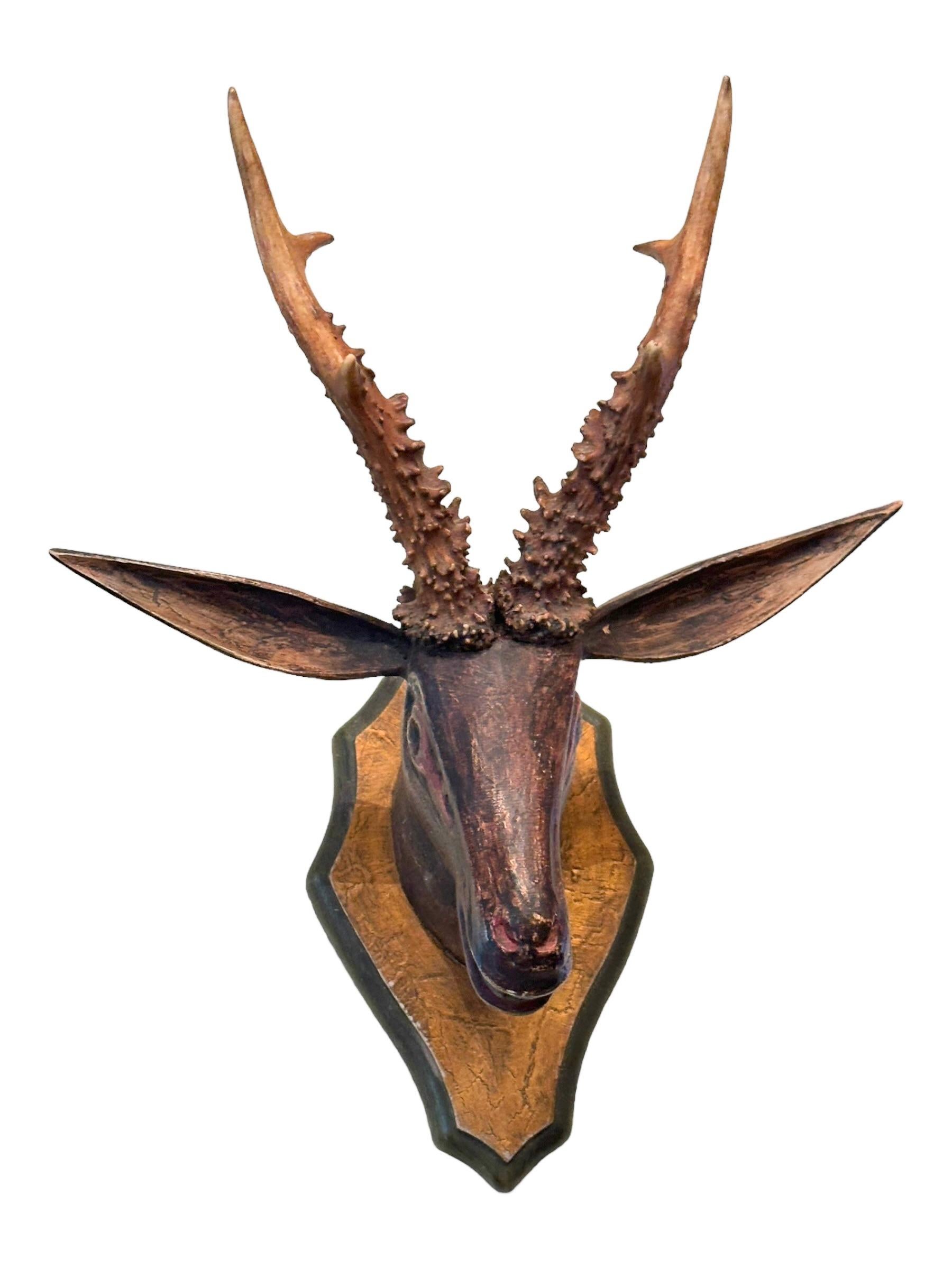 Cabeza de ciervo primitivo Black Forest Trofeo de madera de arte popular tallado a mano Siglo XIX Tallado a mano en venta