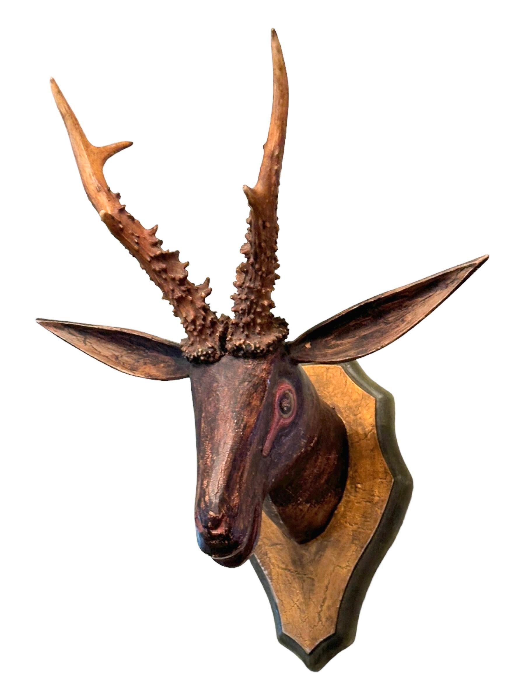 Cabeza de ciervo primitivo Black Forest Trofeo de madera de arte popular tallado a mano Siglo XIX en Bueno estado para la venta en Nuernberg, DE